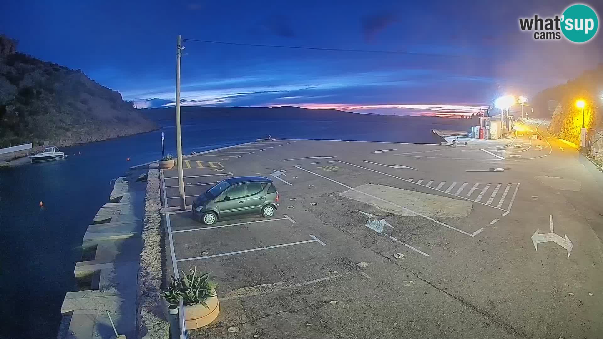 Spletna kamera trajektno pristanišče Prizna – proti otoku Pag