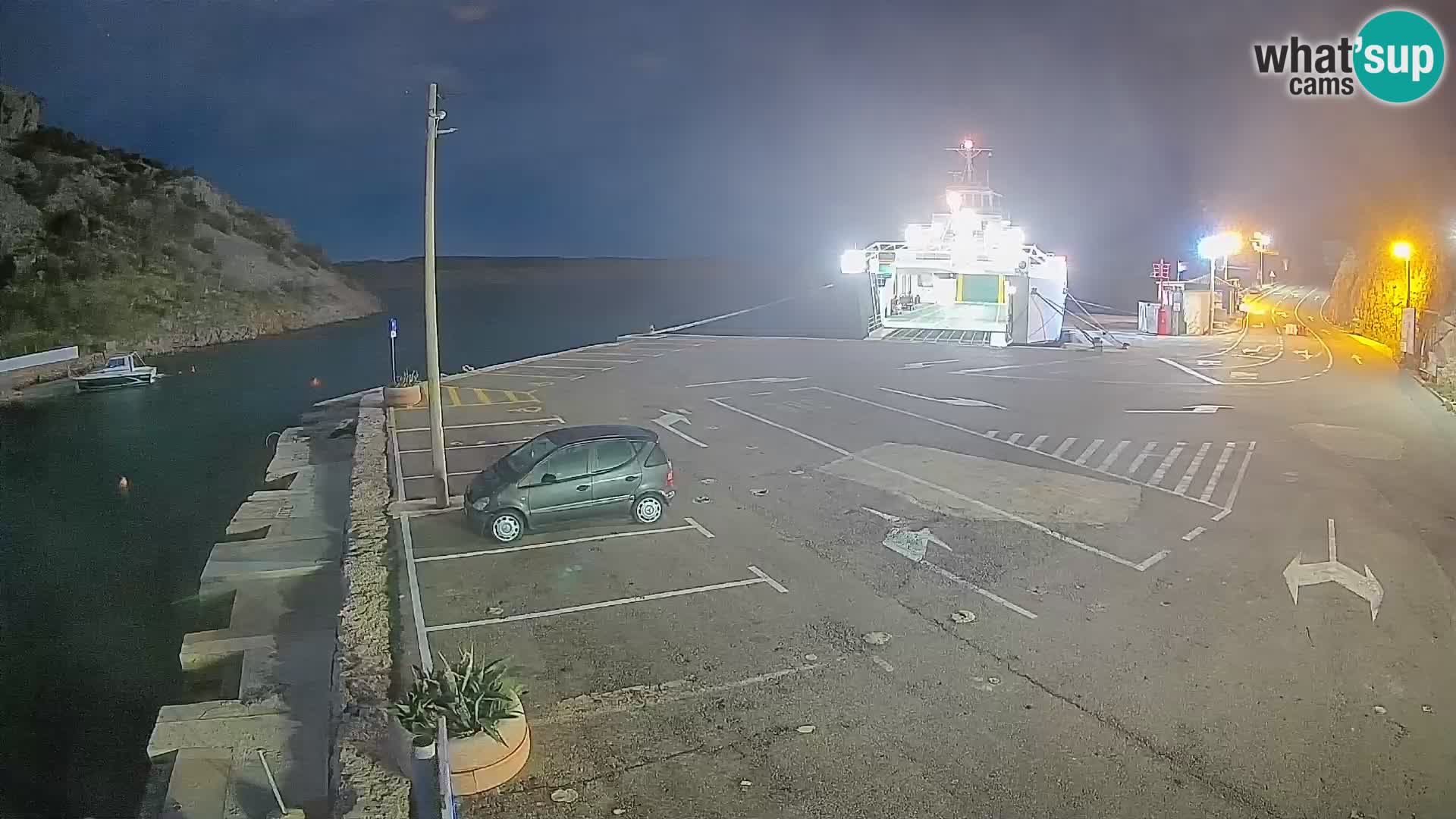 Spletna kamera trajektno pristanišče Prizna – proti otoku Pag