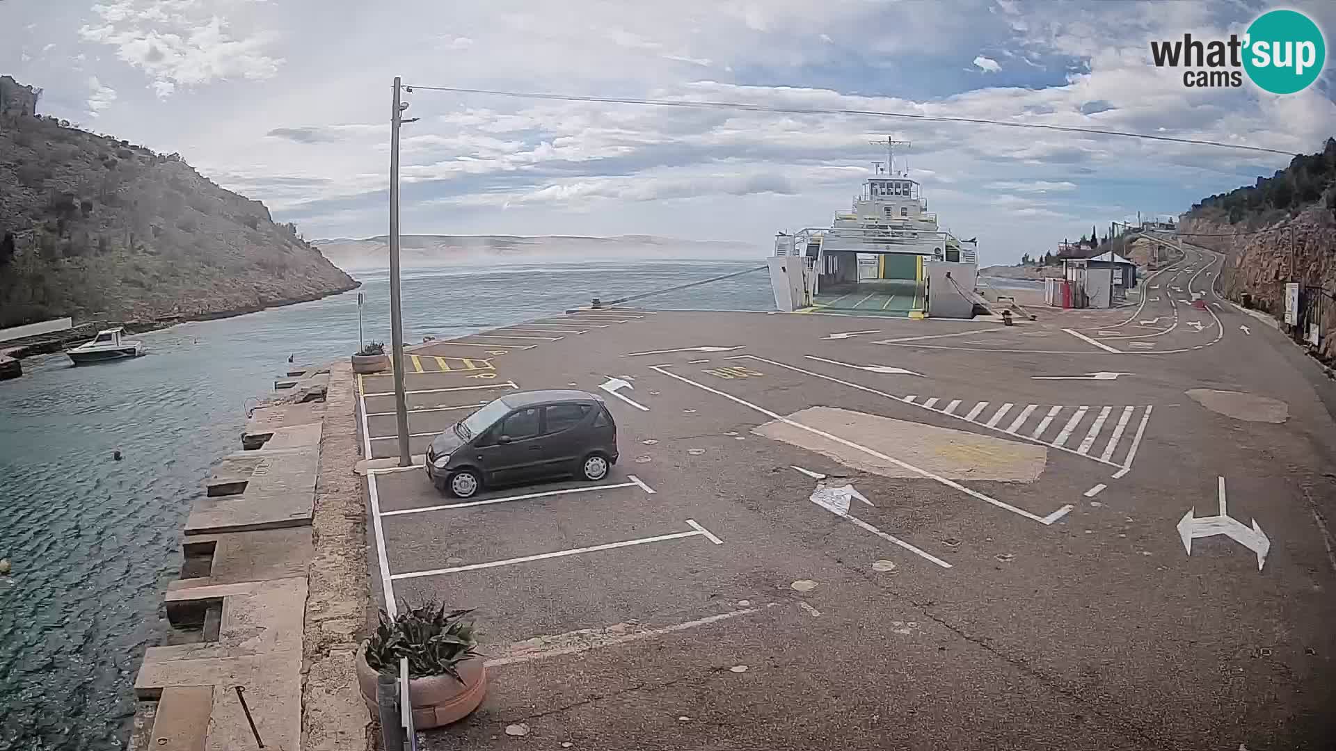 Spletna kamera trajektno pristanišče Prizna – proti otoku Pag