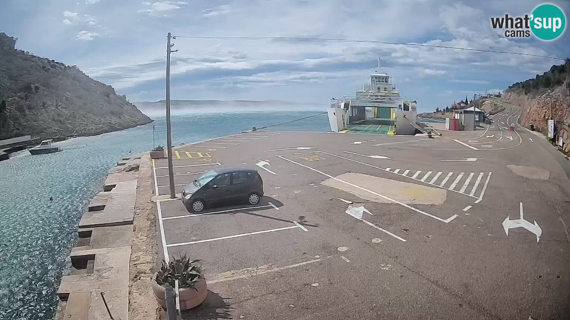 Spletna kamera trajektno pristanišče Prizna – proti otoku Pag