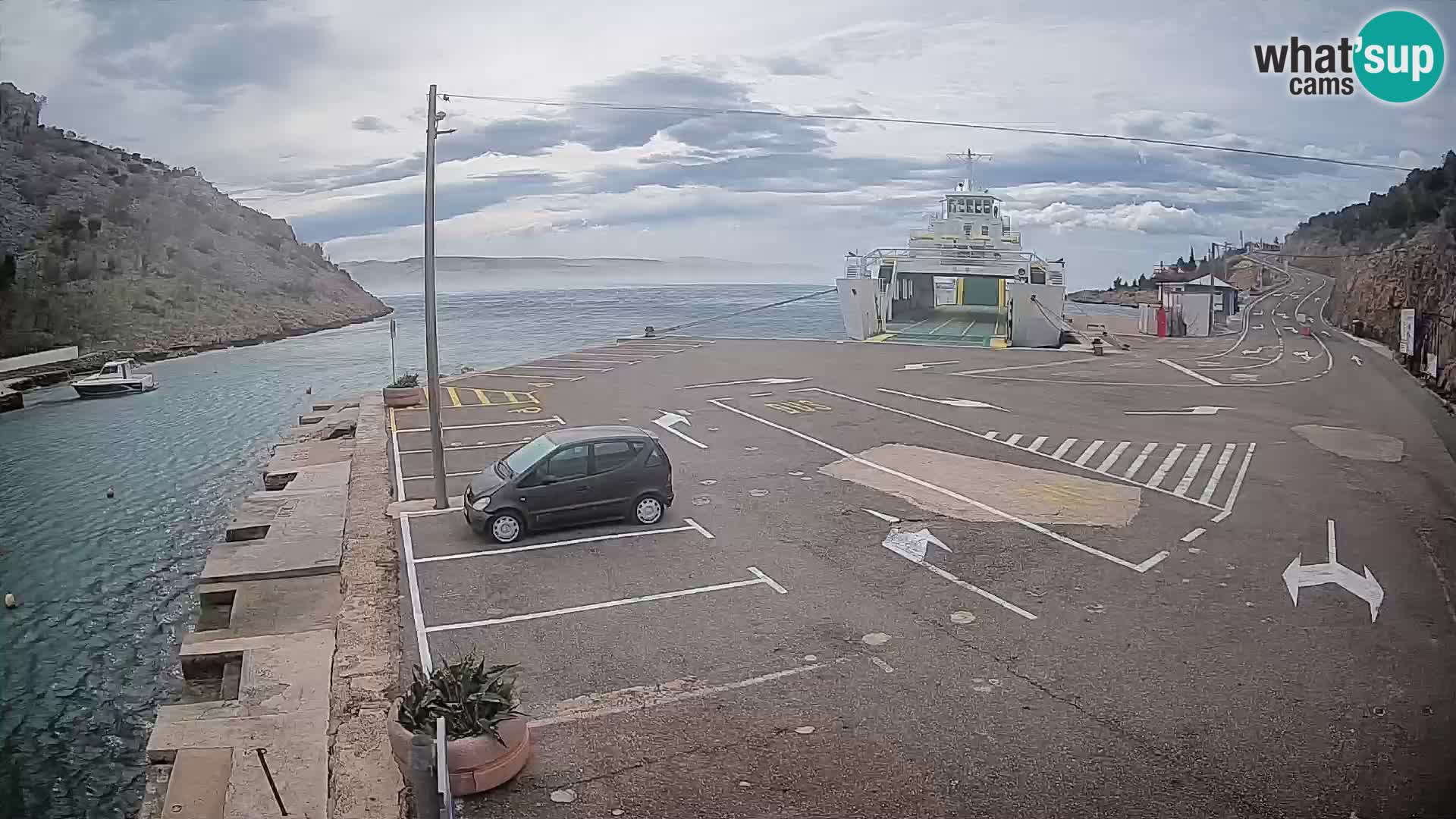 Spletna kamera trajektno pristanišče Prizna – proti otoku Pag