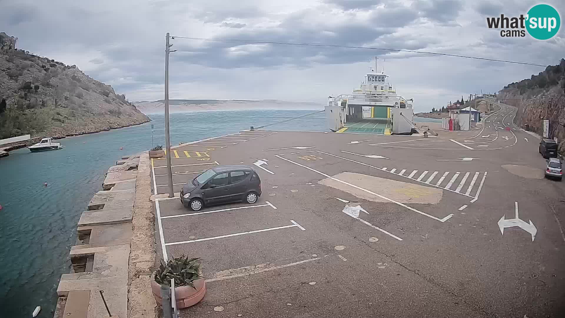 Spletna kamera trajektno pristanišče Prizna – proti otoku Pag