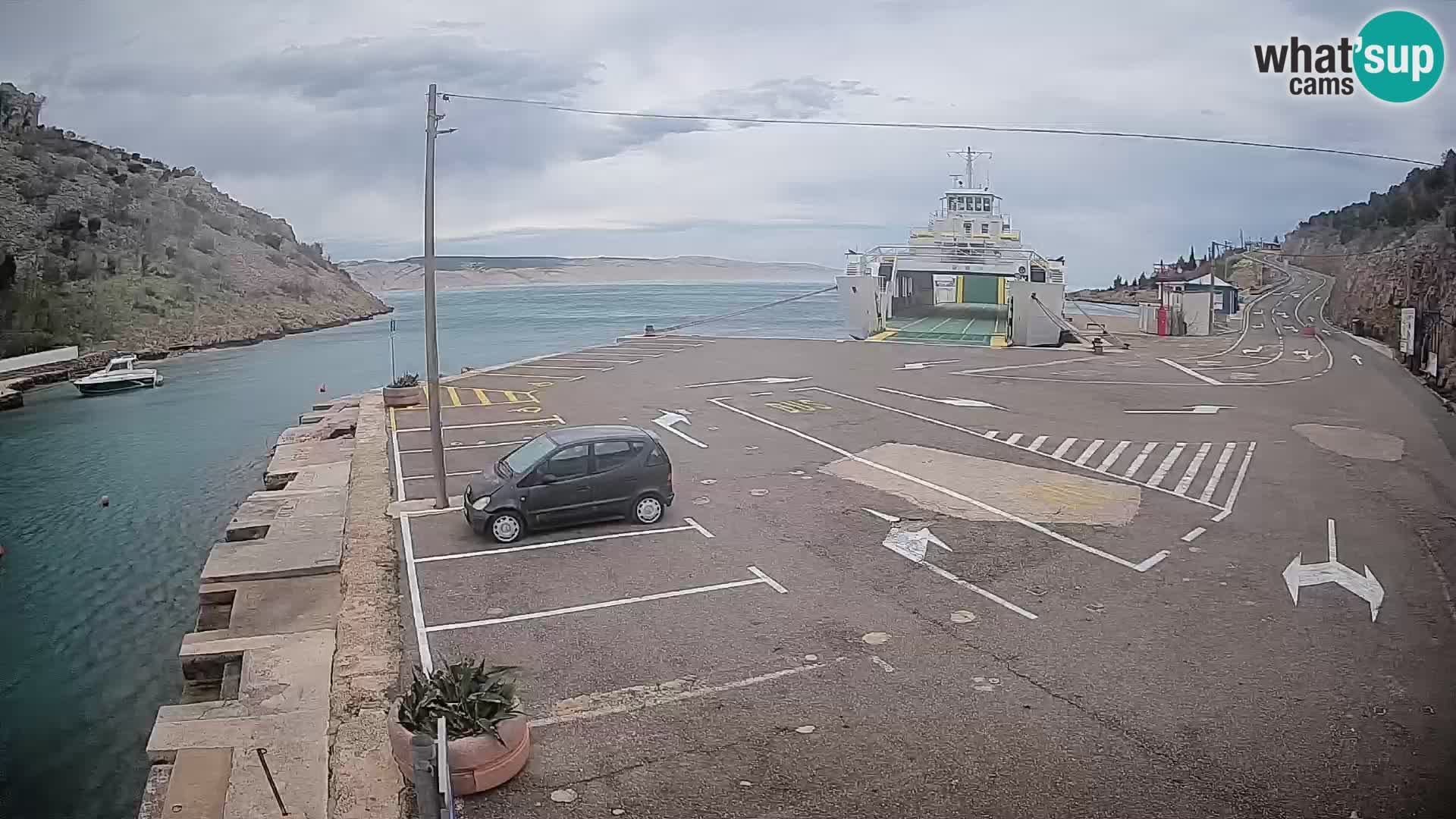 Spletna kamera trajektno pristanišče Prizna – proti otoku Pag