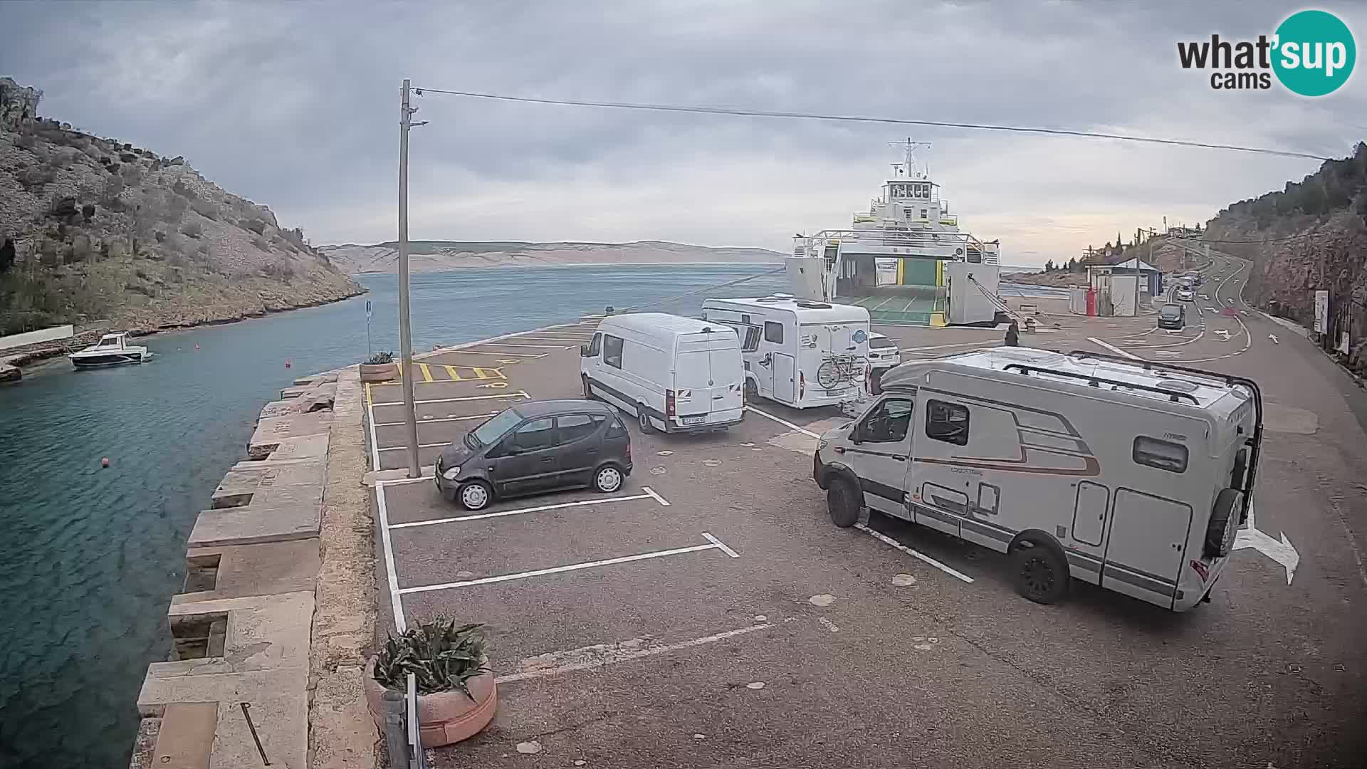 Webcam del puerto de ferris de Prizna – hacia la isla de Pag