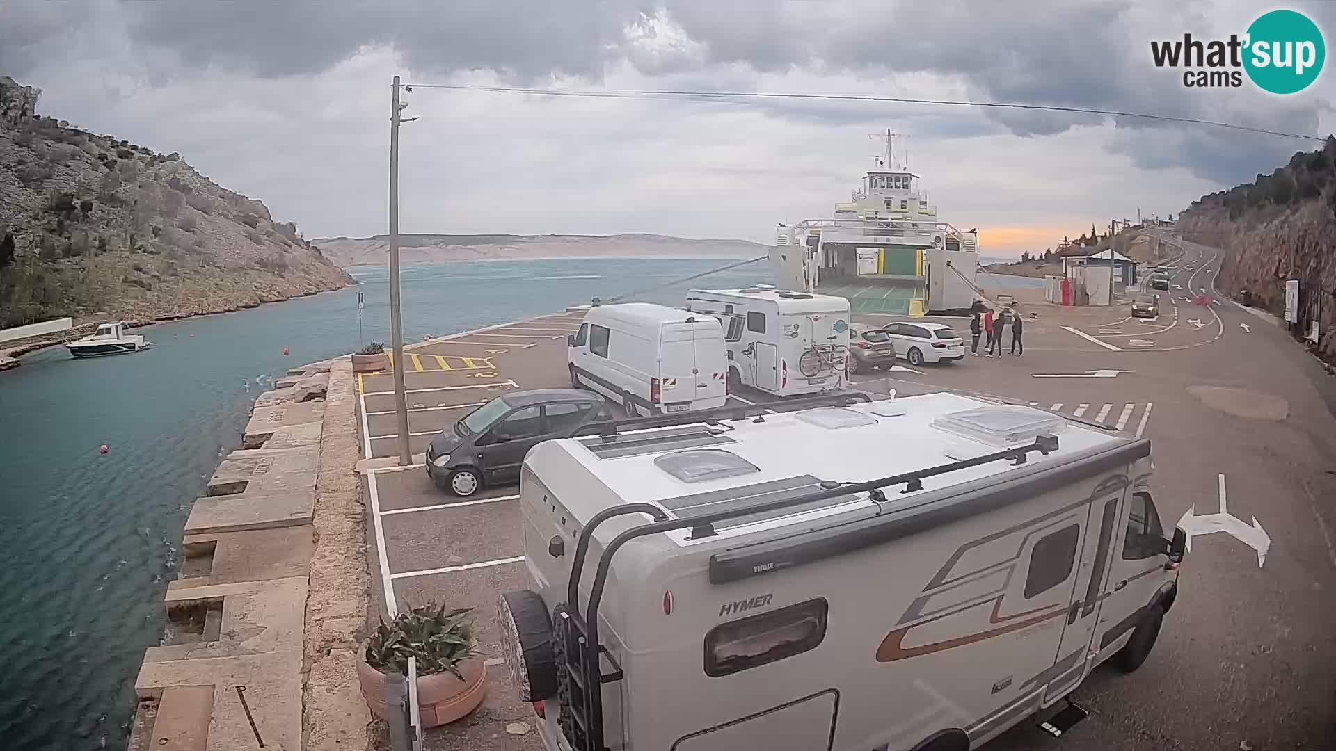 Spletna kamera trajektno pristanišče Prizna – proti otoku Pag