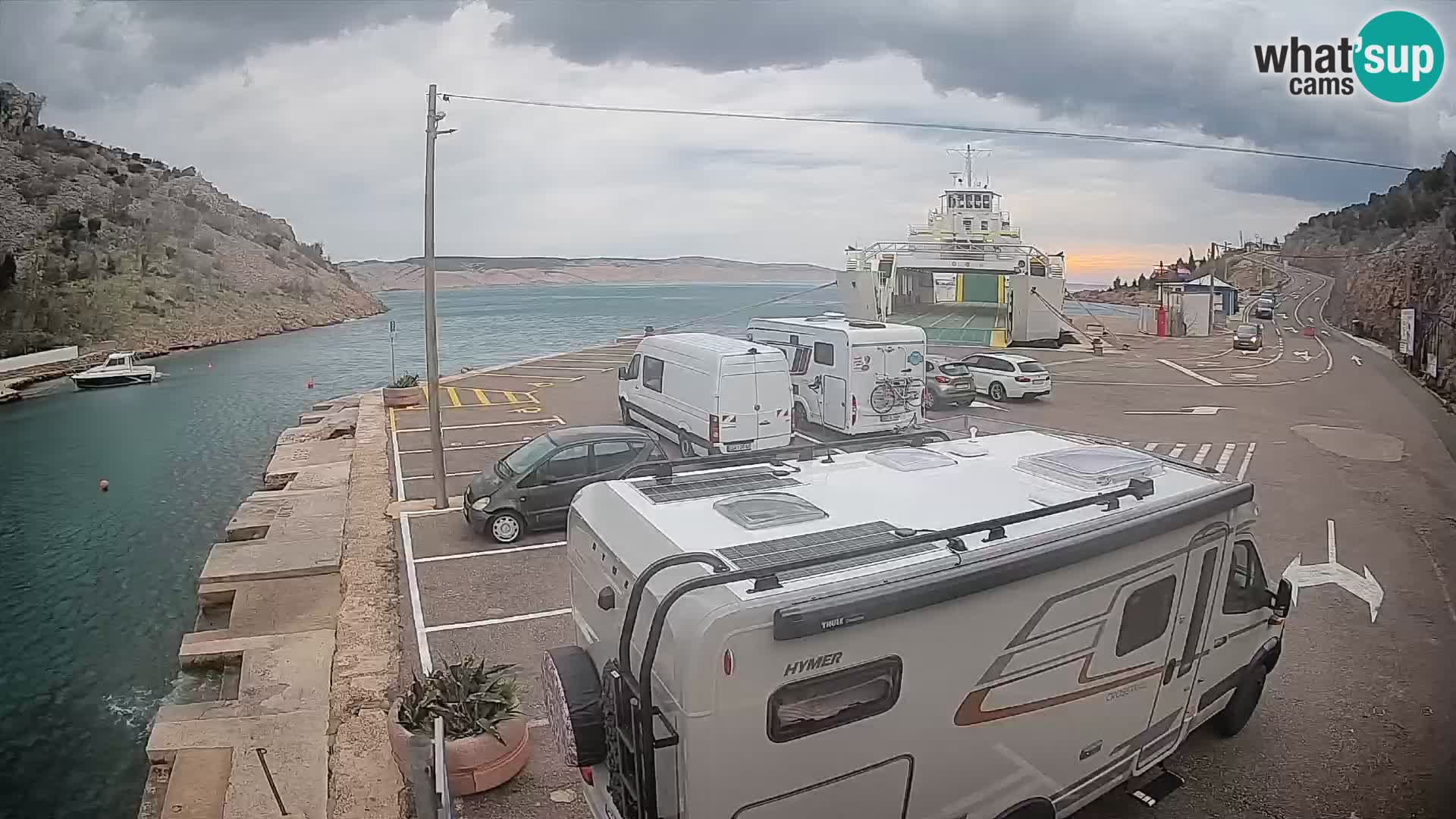 Web kamera trajektna luka Prizna – prema otoku Pag