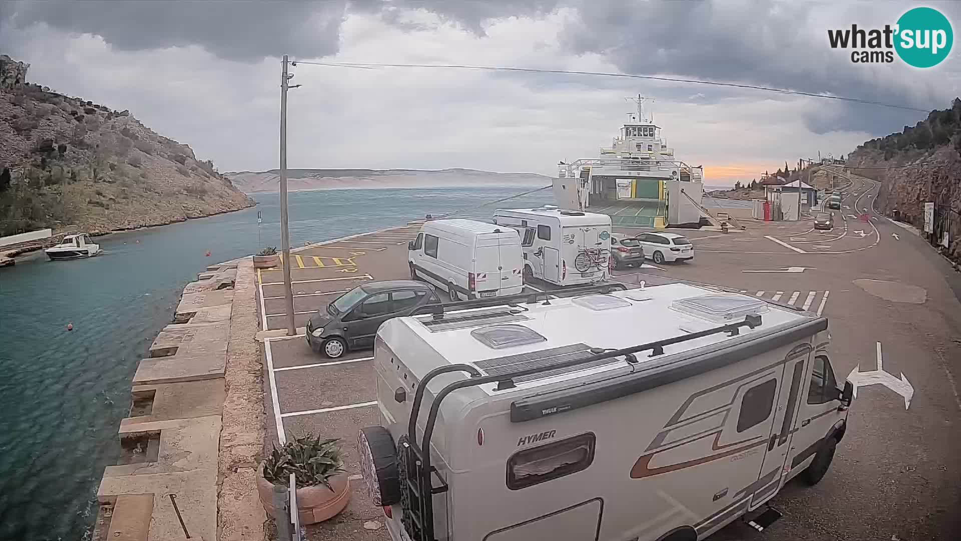 Webcam del puerto de ferris de Prizna – hacia la isla de Pag