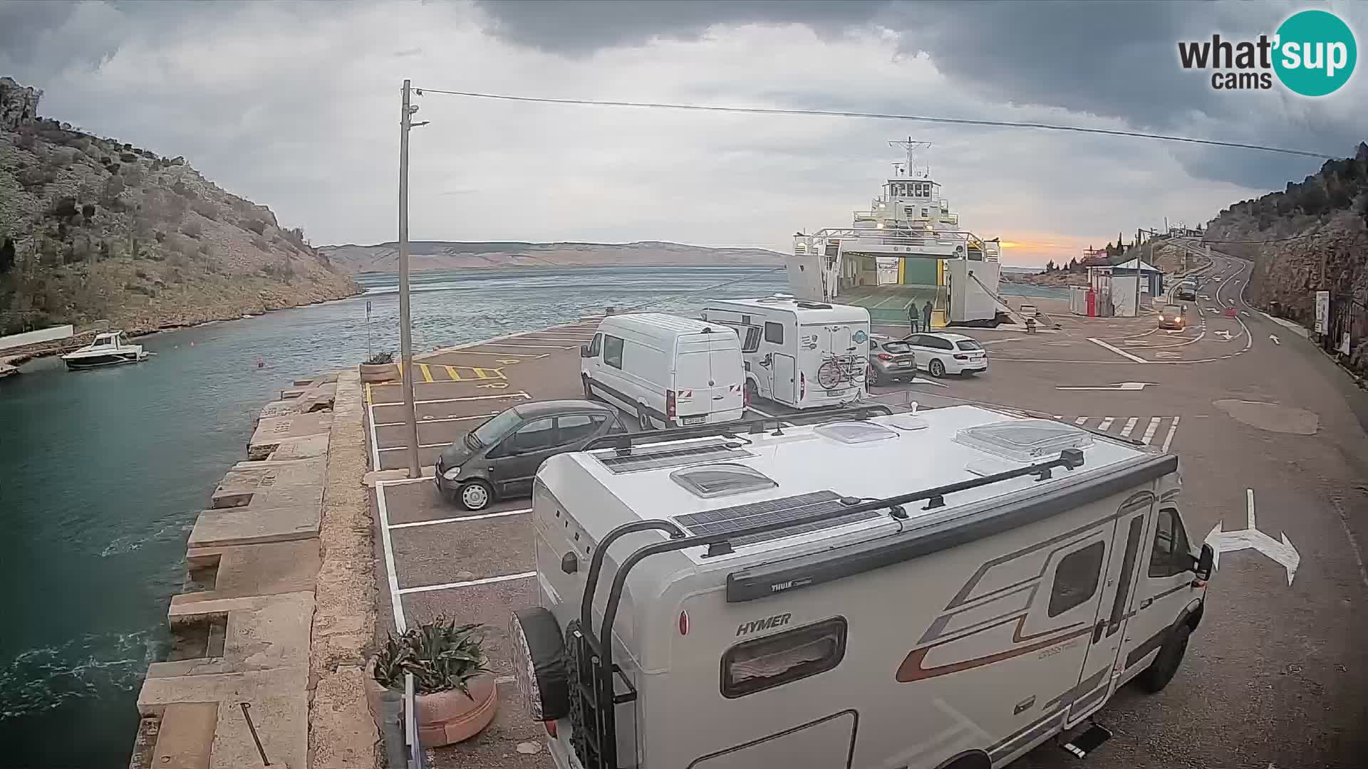 Webcam del puerto de ferris de Prizna – hacia la isla de Pag