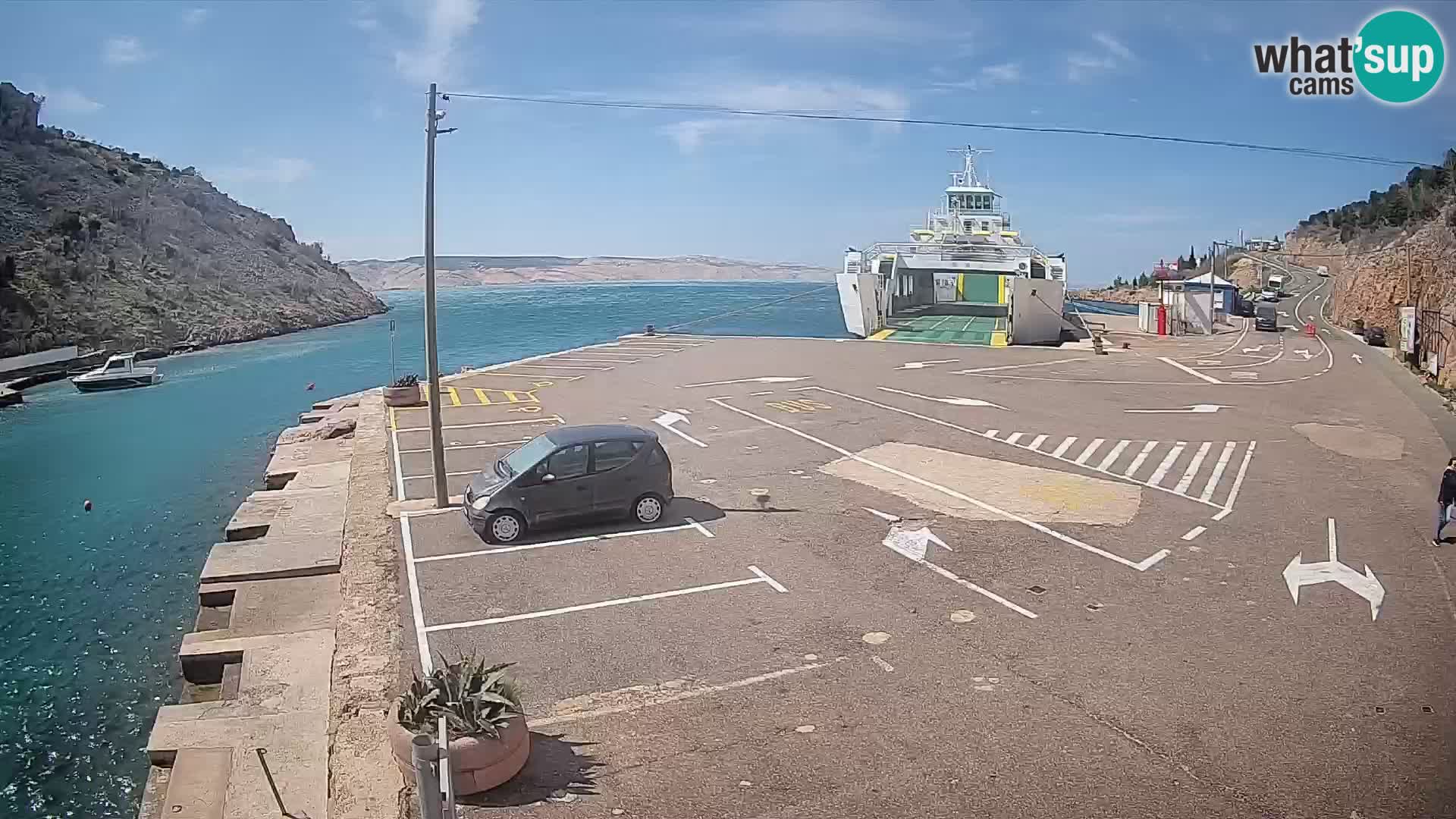 Spletna kamera trajektno pristanišče Prizna – proti otoku Pag