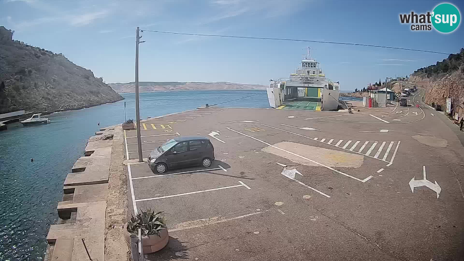 Spletna kamera trajektno pristanišče Prizna – proti otoku Pag