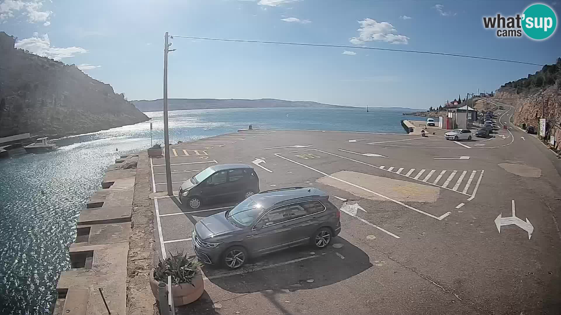 Spletna kamera trajektno pristanišče Prizna – proti otoku Pag