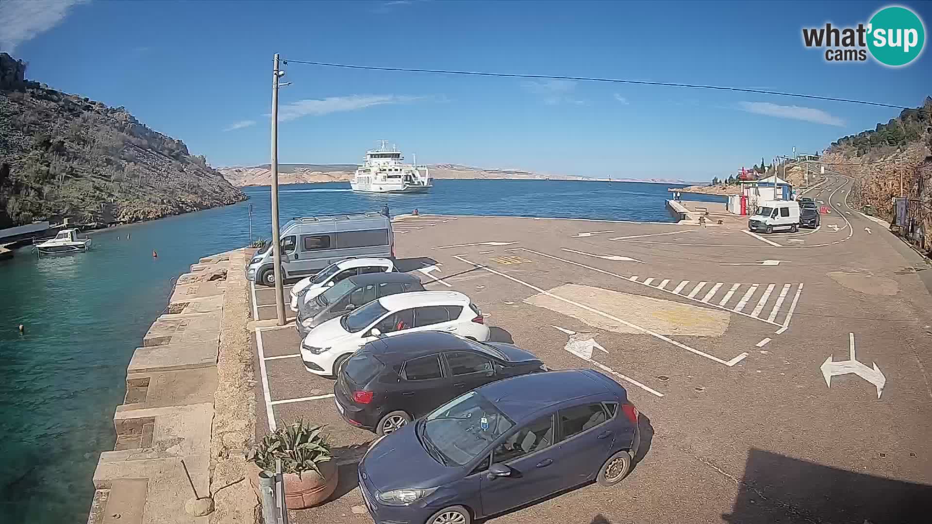 Spletna kamera trajektno pristanišče Prizna – proti otoku Pag