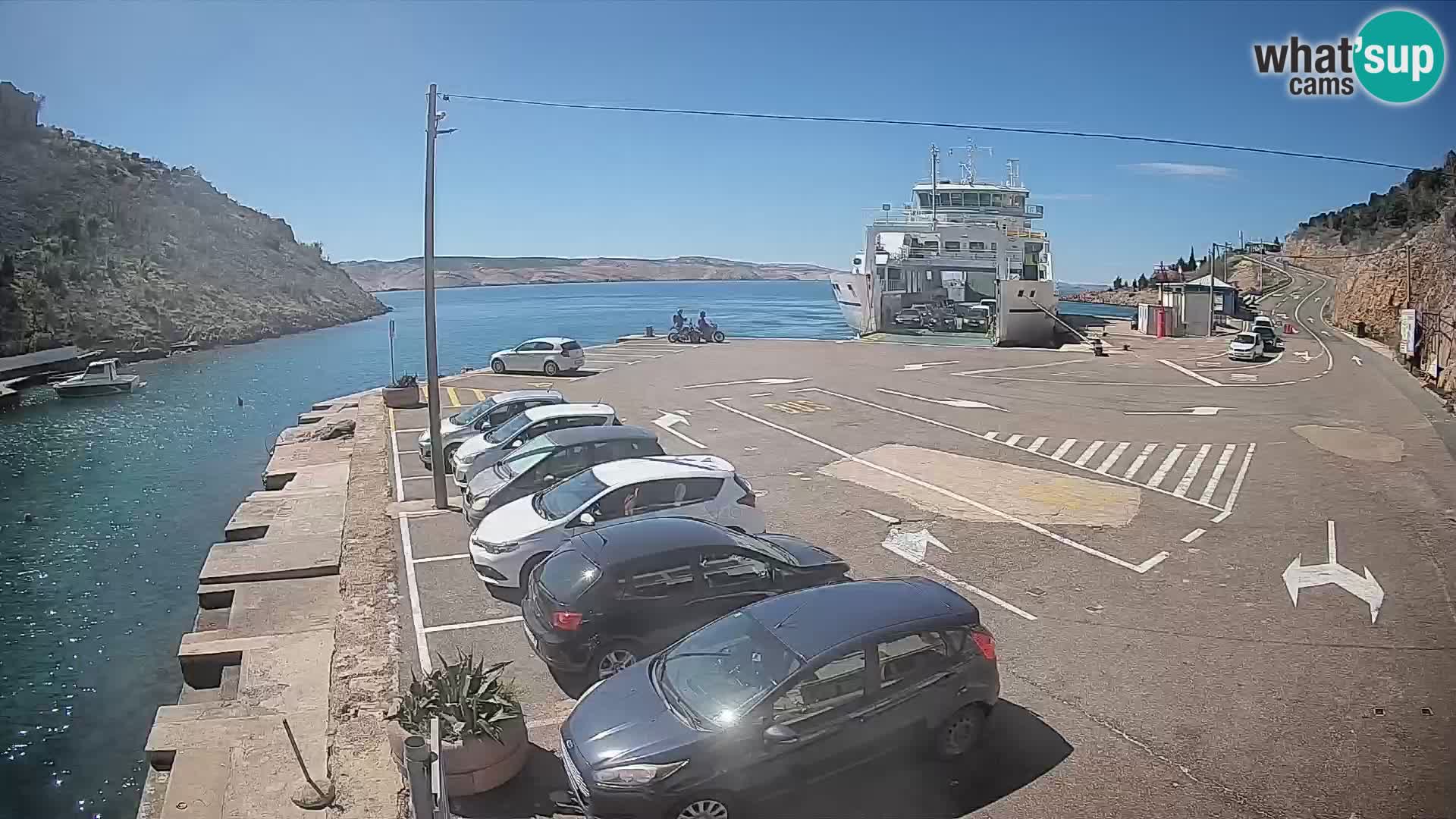 Spletna kamera trajektno pristanišče Prizna – proti otoku Pag