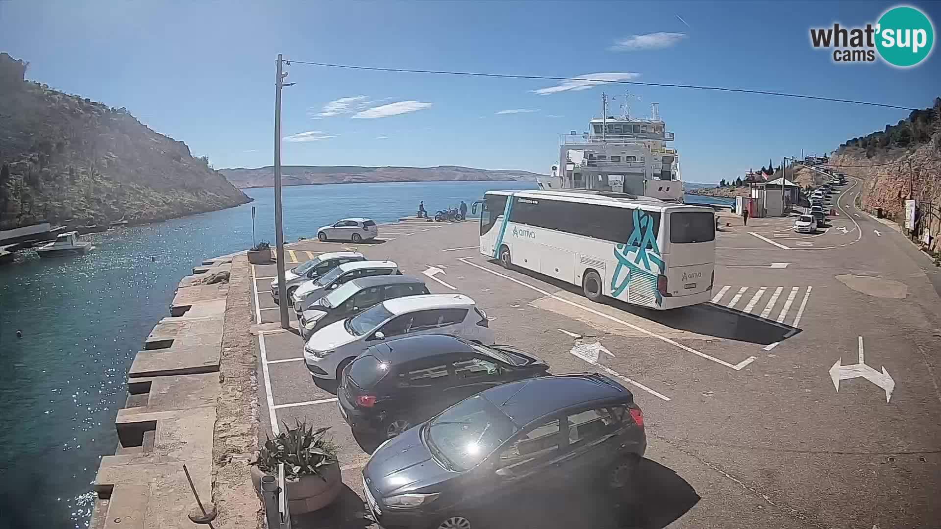 Spletna kamera trajektno pristanišče Prizna – proti otoku Pag