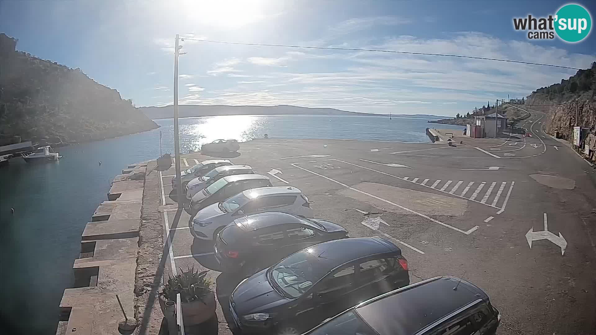 Spletna kamera trajektno pristanišče Prizna – proti otoku Pag