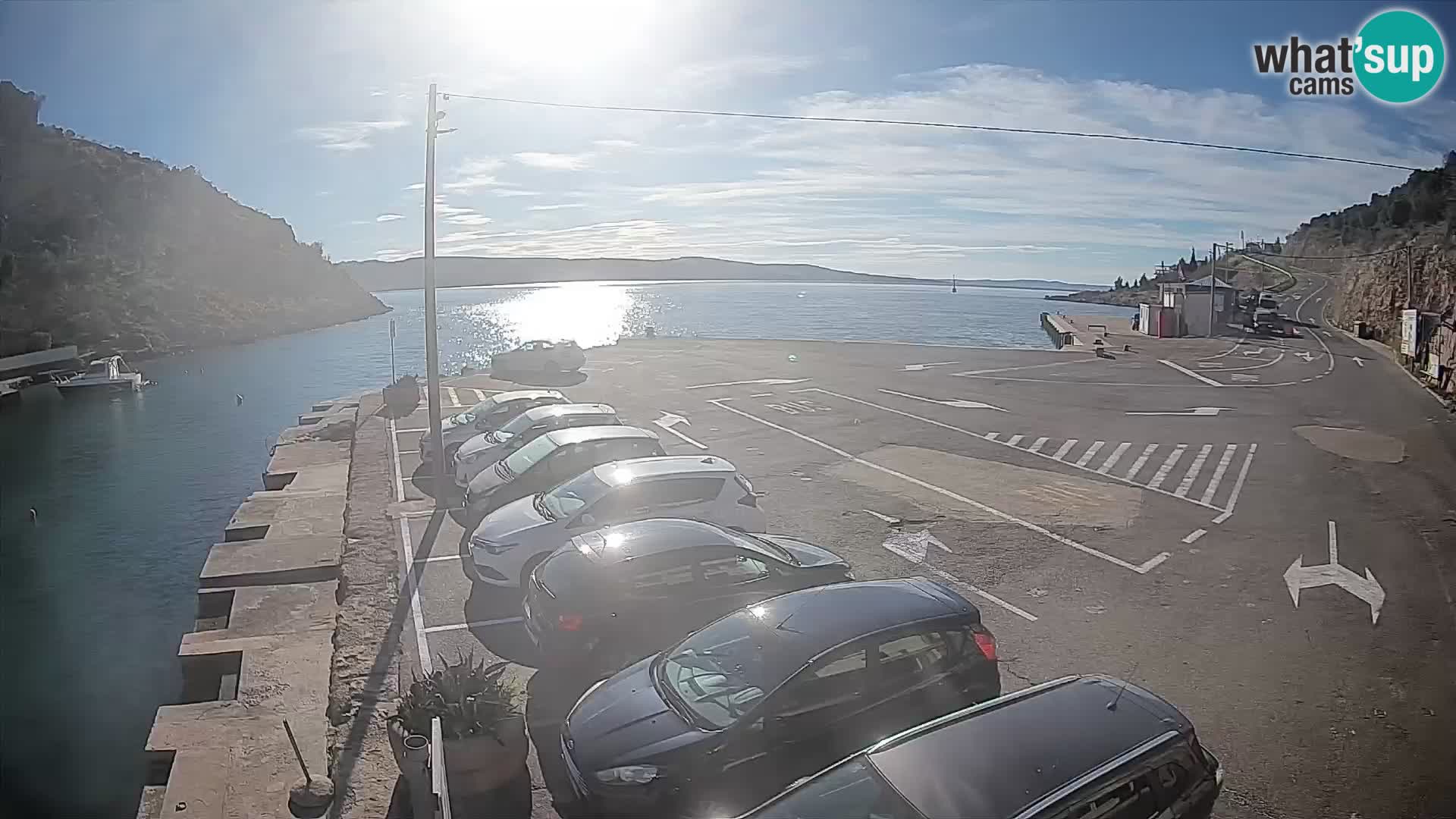 Spletna kamera trajektno pristanišče Prizna – proti otoku Pag