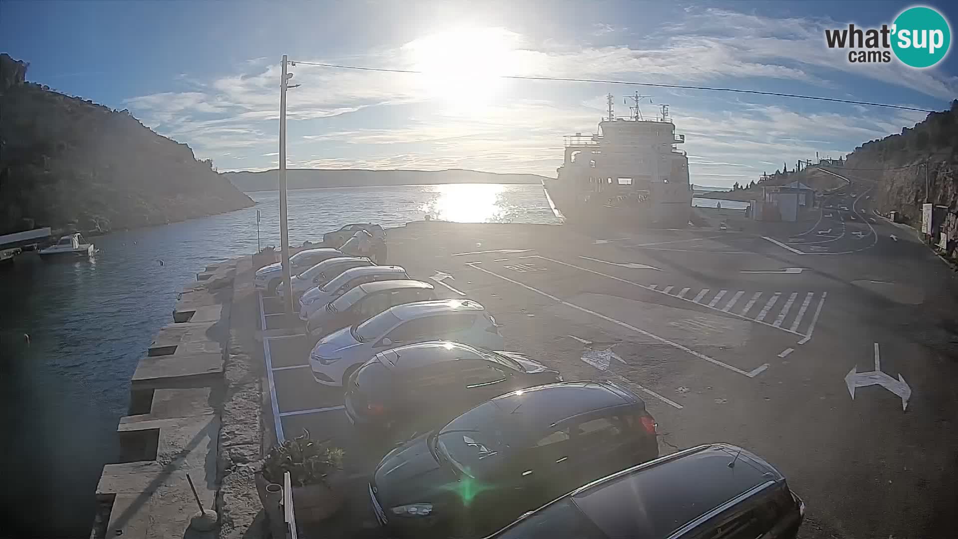 Spletna kamera trajektno pristanišče Prizna – proti otoku Pag