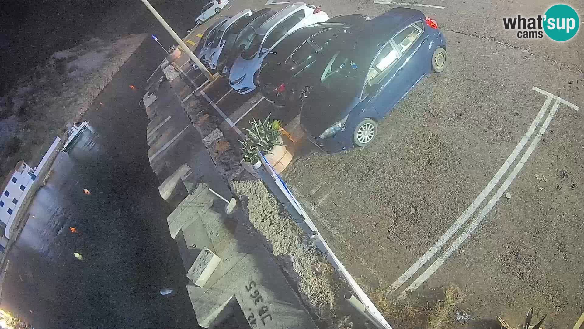 Spletna kamera trajektno pristanišče Prizna – proti otoku Pag