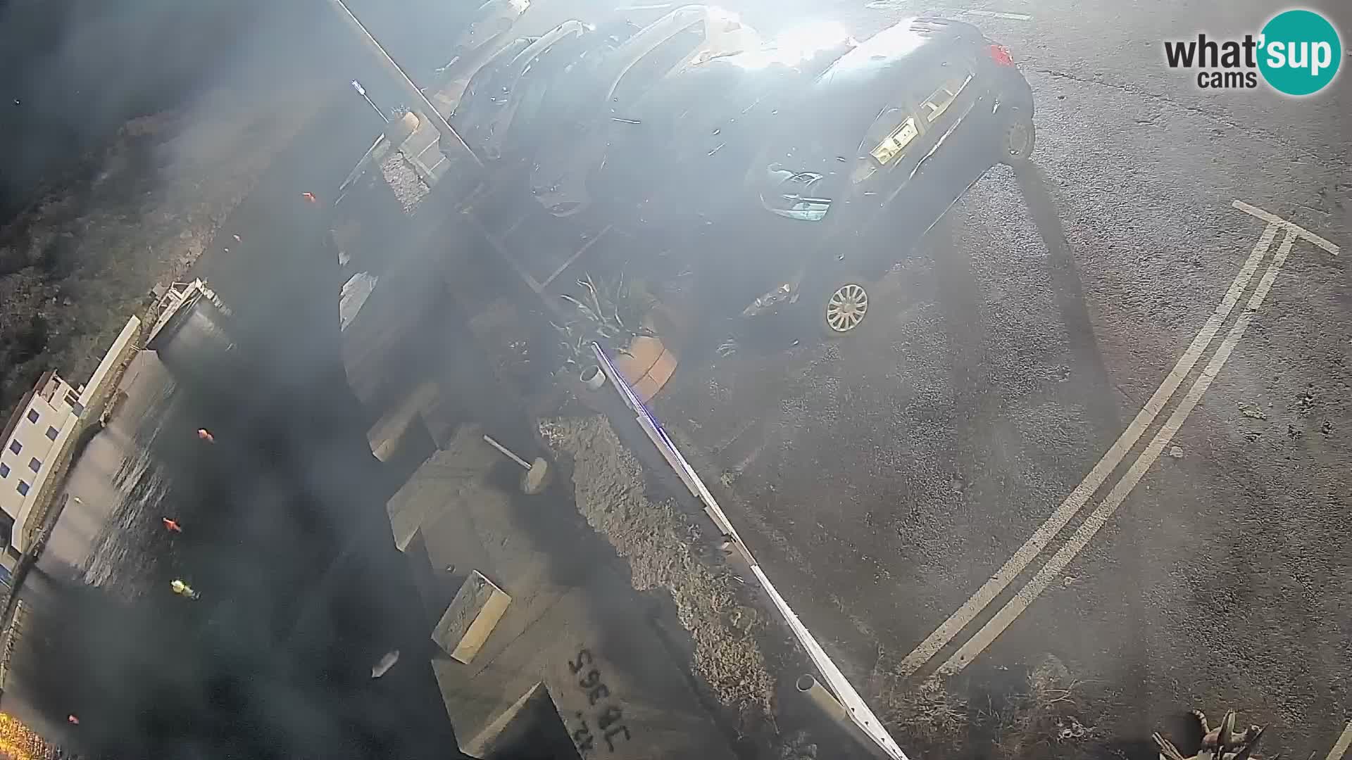 Spletna kamera trajektno pristanišče Prizna – proti otoku Pag