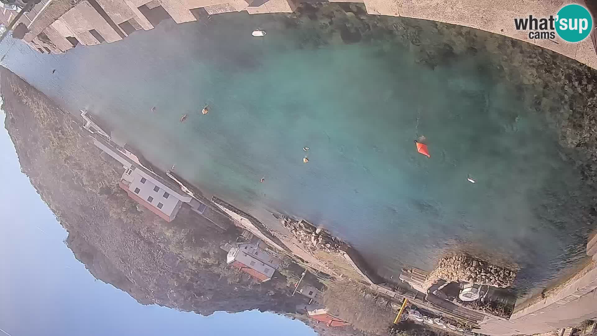 Spletna kamera trajektno pristanišče Prizna – proti otoku Pag