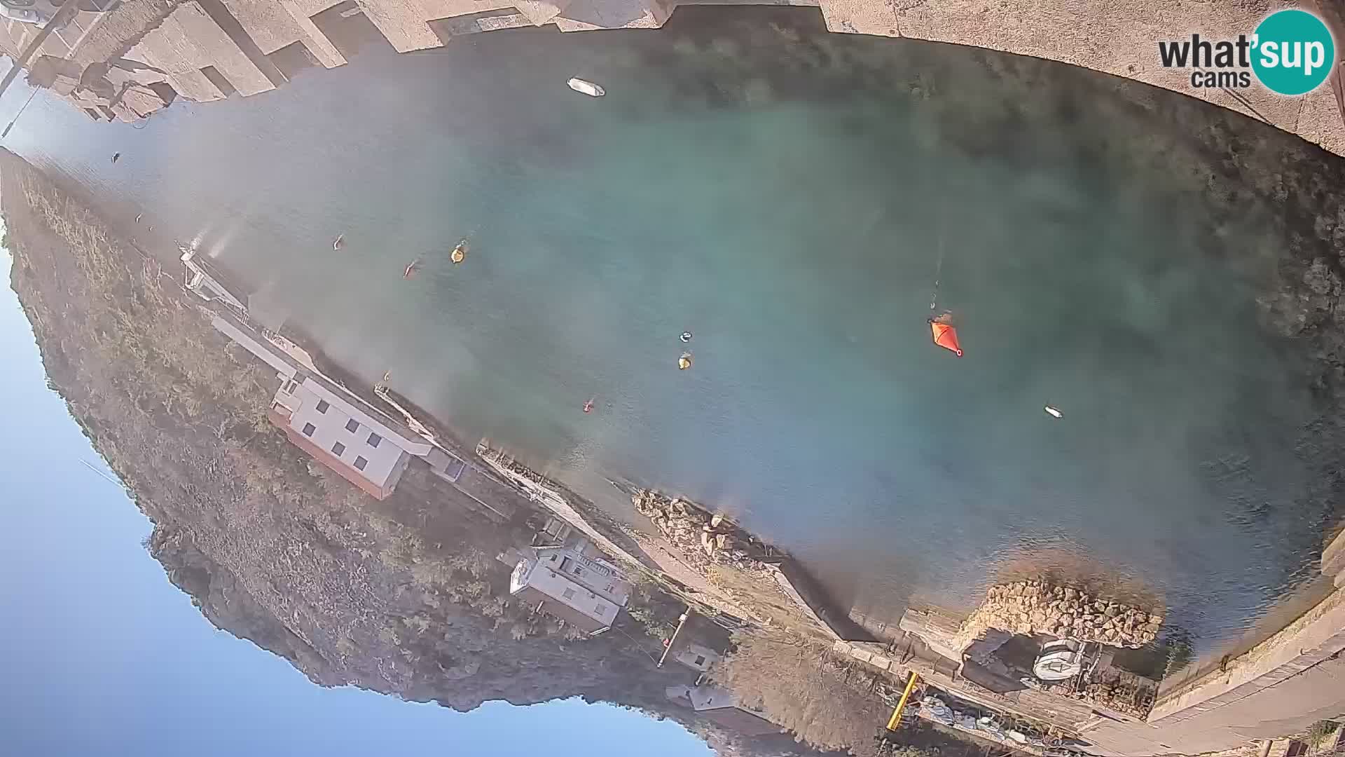 Spletna kamera trajektno pristanišče Prizna – proti otoku Pag