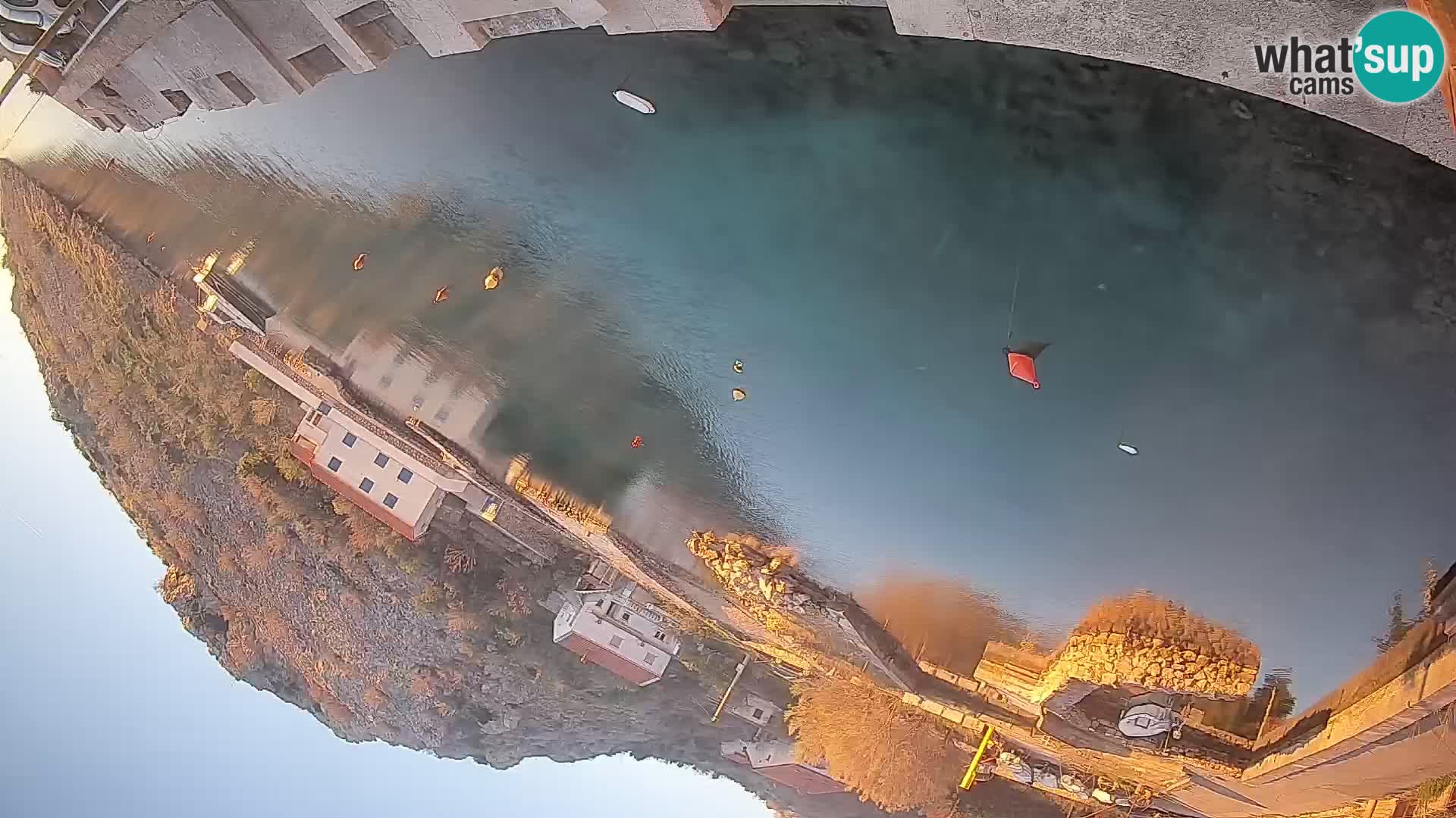 Spletna kamera trajektno pristanišče Prizna – proti otoku Pag