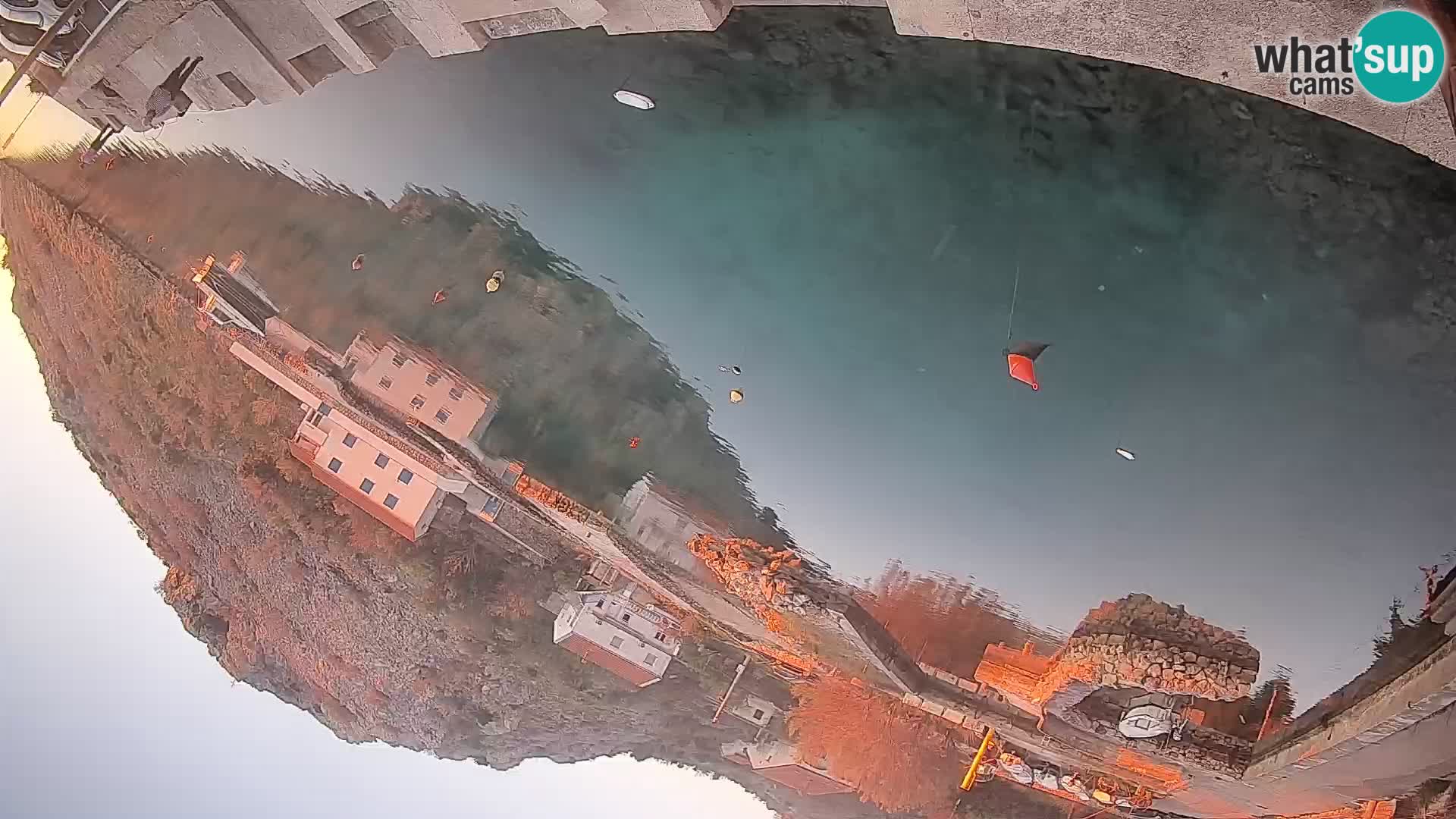 Spletna kamera trajektno pristanišče Prizna – proti otoku Pag