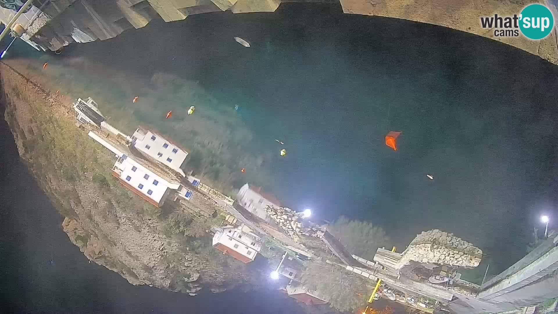 Spletna kamera trajektno pristanišče Prizna – proti otoku Pag