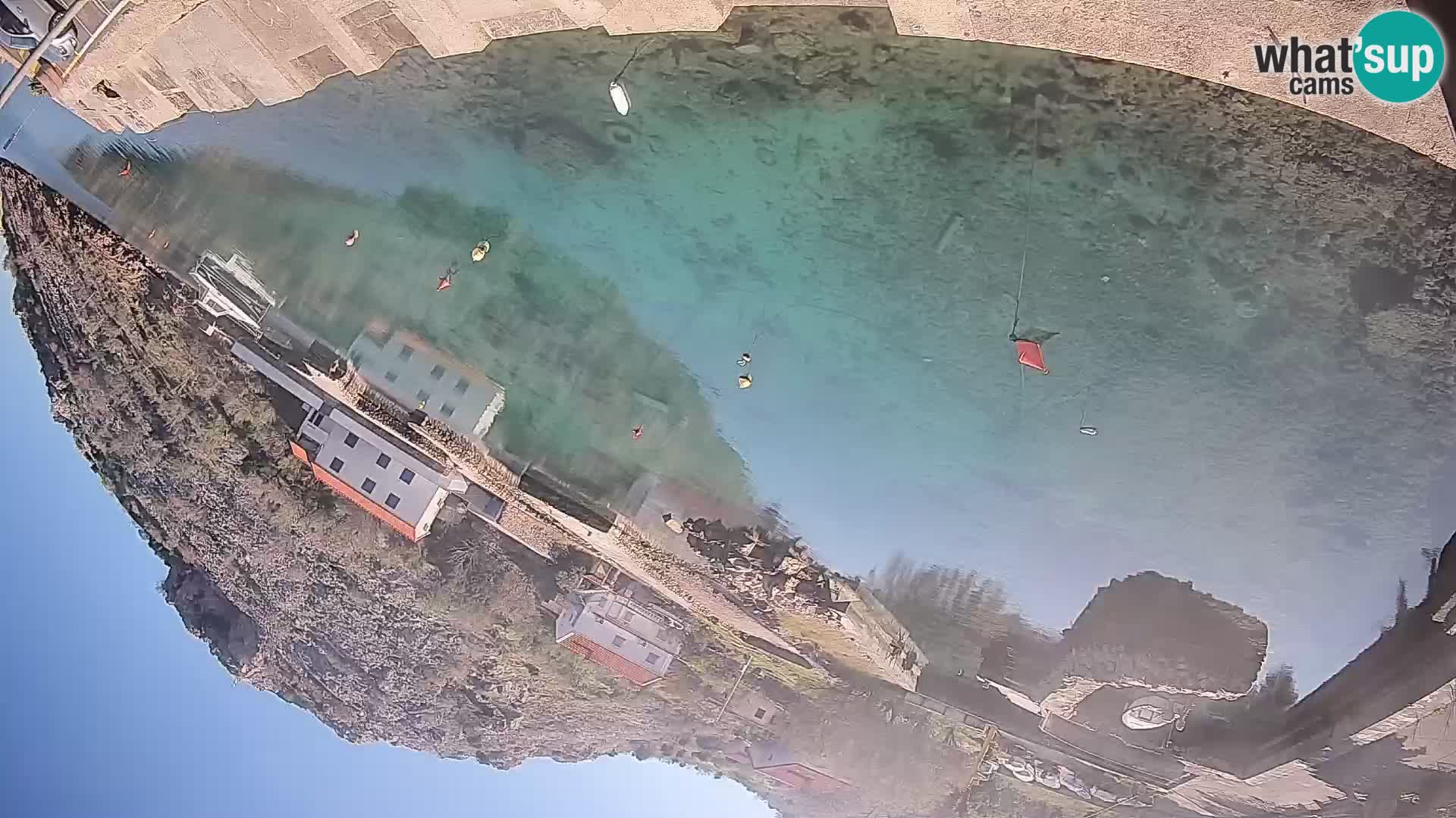 Spletna kamera trajektno pristanišče Prizna – proti otoku Pag