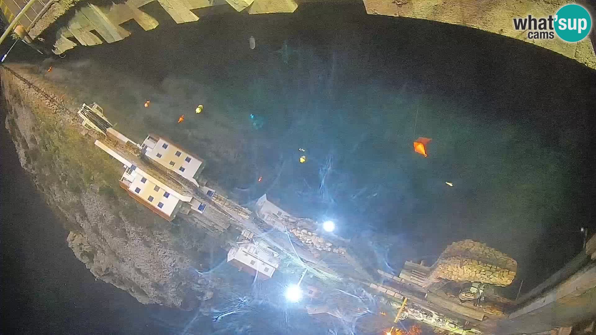 Spletna kamera trajektno pristanišče Prizna – proti otoku Pag