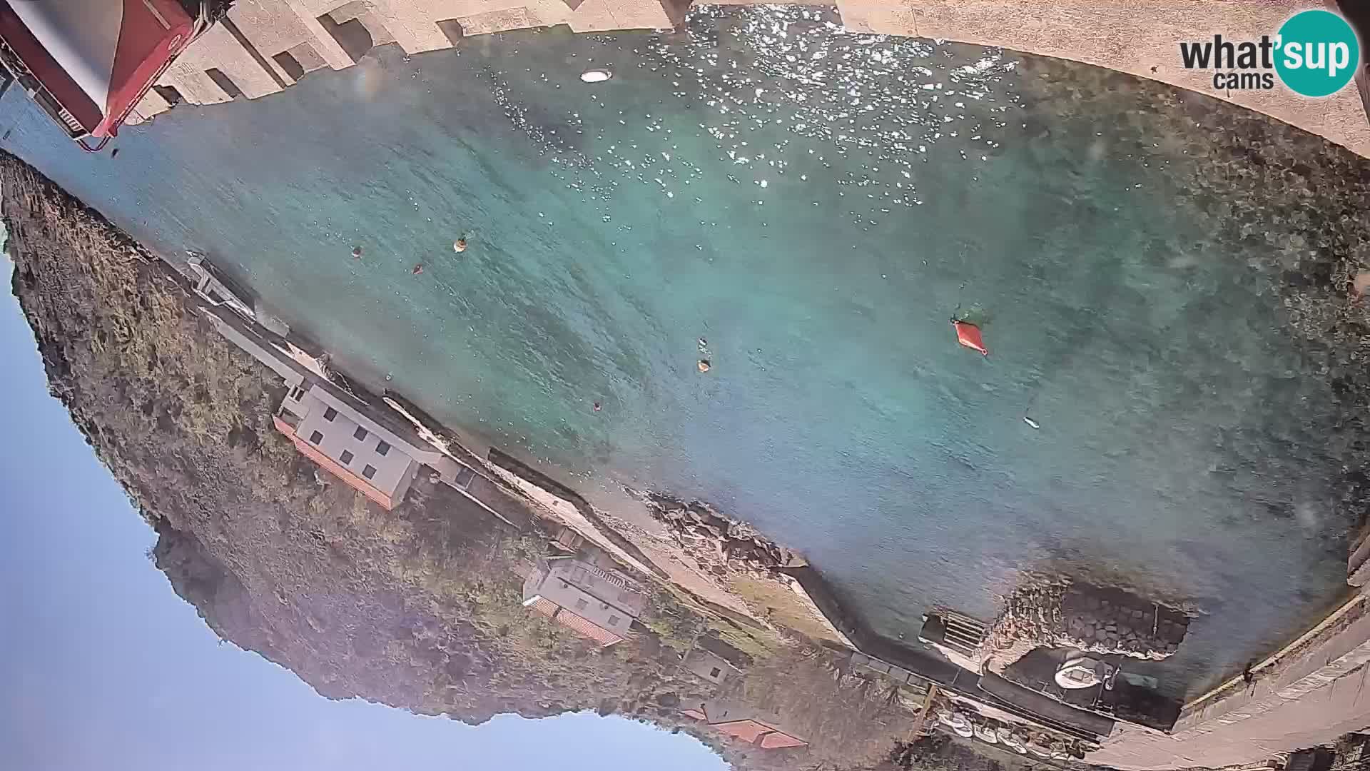 Spletna kamera trajektno pristanišče Prizna – proti otoku Pag