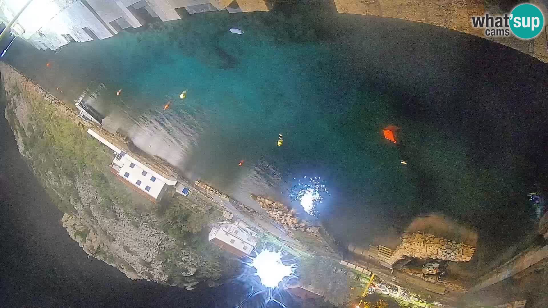 Spletna kamera trajektno pristanišče Prizna – proti otoku Pag