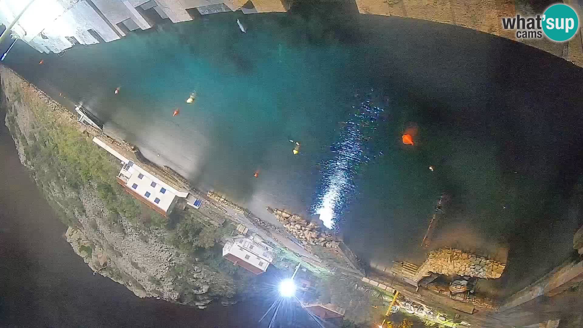 Spletna kamera trajektno pristanišče Prizna – proti otoku Pag