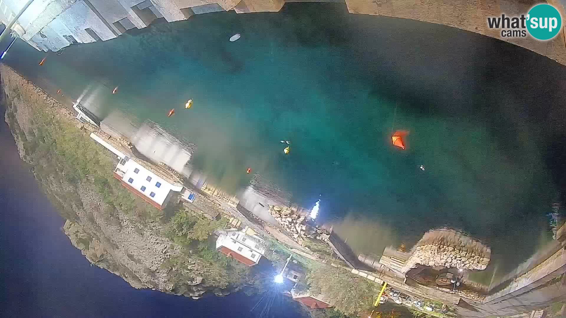 Spletna kamera trajektno pristanišče Prizna – proti otoku Pag