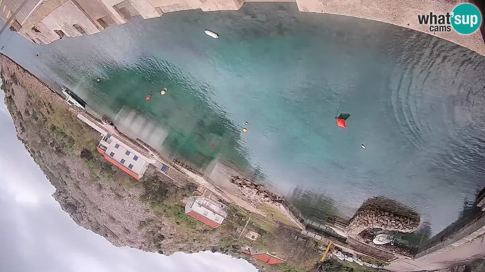 Spletna kamera trajektno pristanišče Prizna – proti otoku Pag