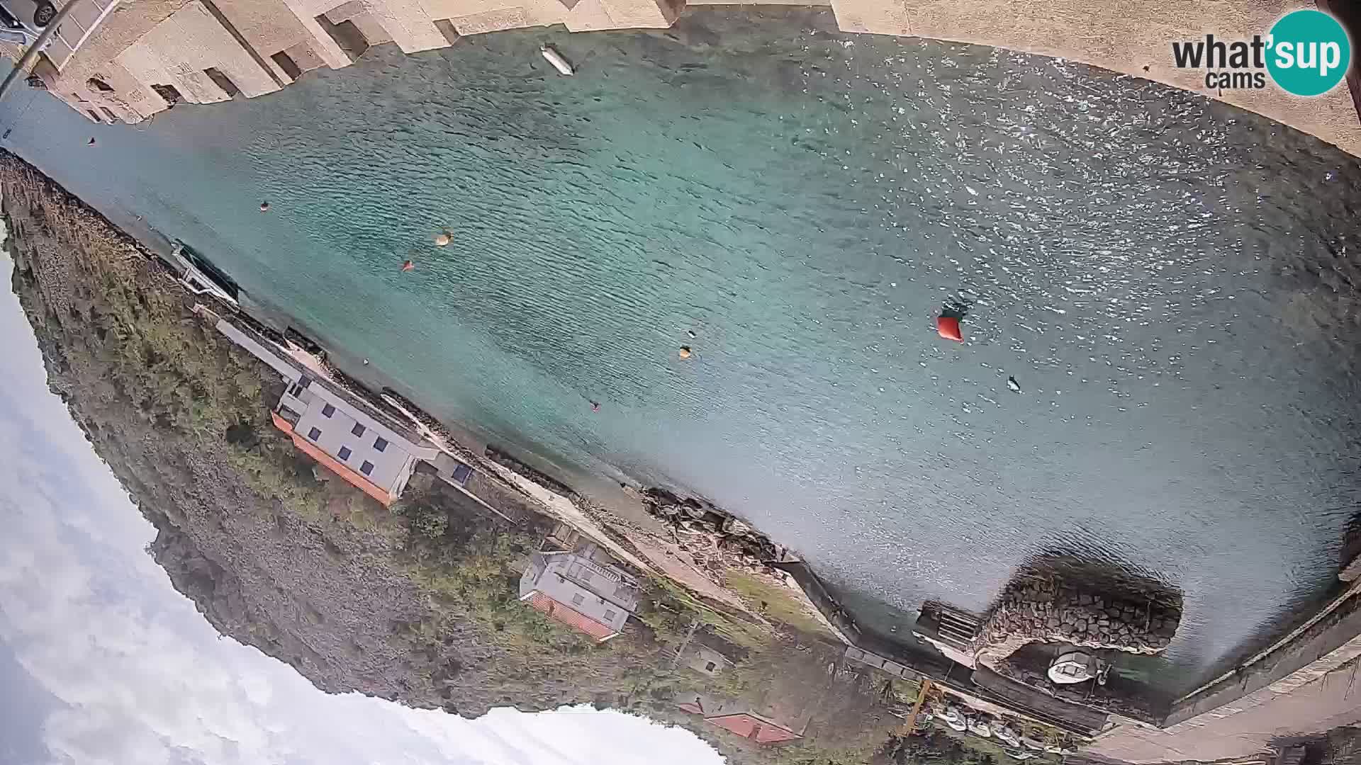 Spletna kamera trajektno pristanišče Prizna – proti otoku Pag