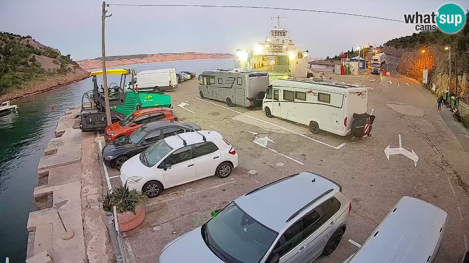 Webcam del puerto de ferris de Prizna – hacia la isla de Pag