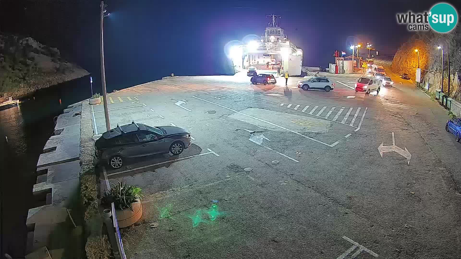 Spletna kamera trajektno pristanišče Prizna – proti otoku Pag