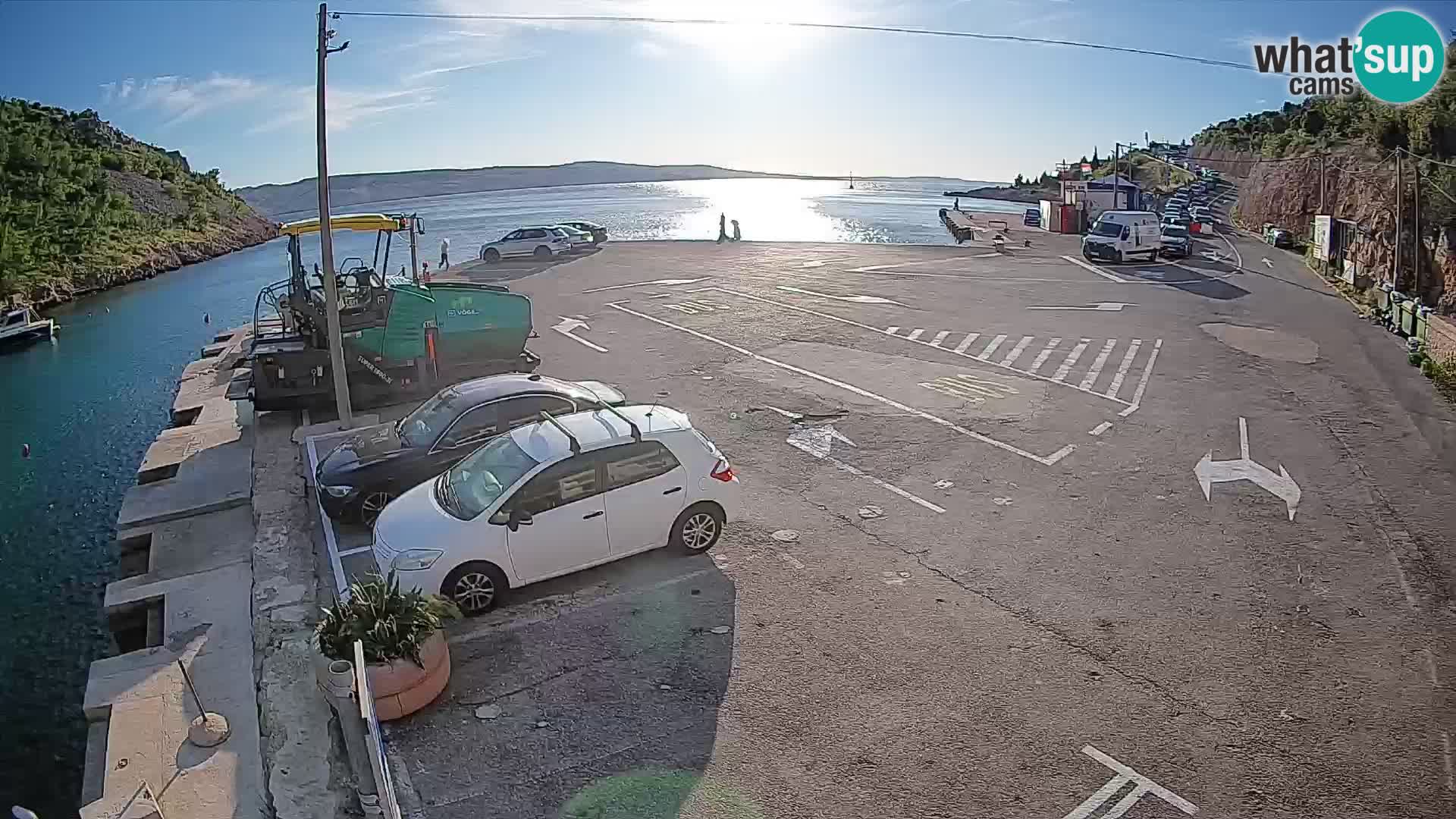 Spletna kamera trajektno pristanišče Prizna – proti otoku Pag