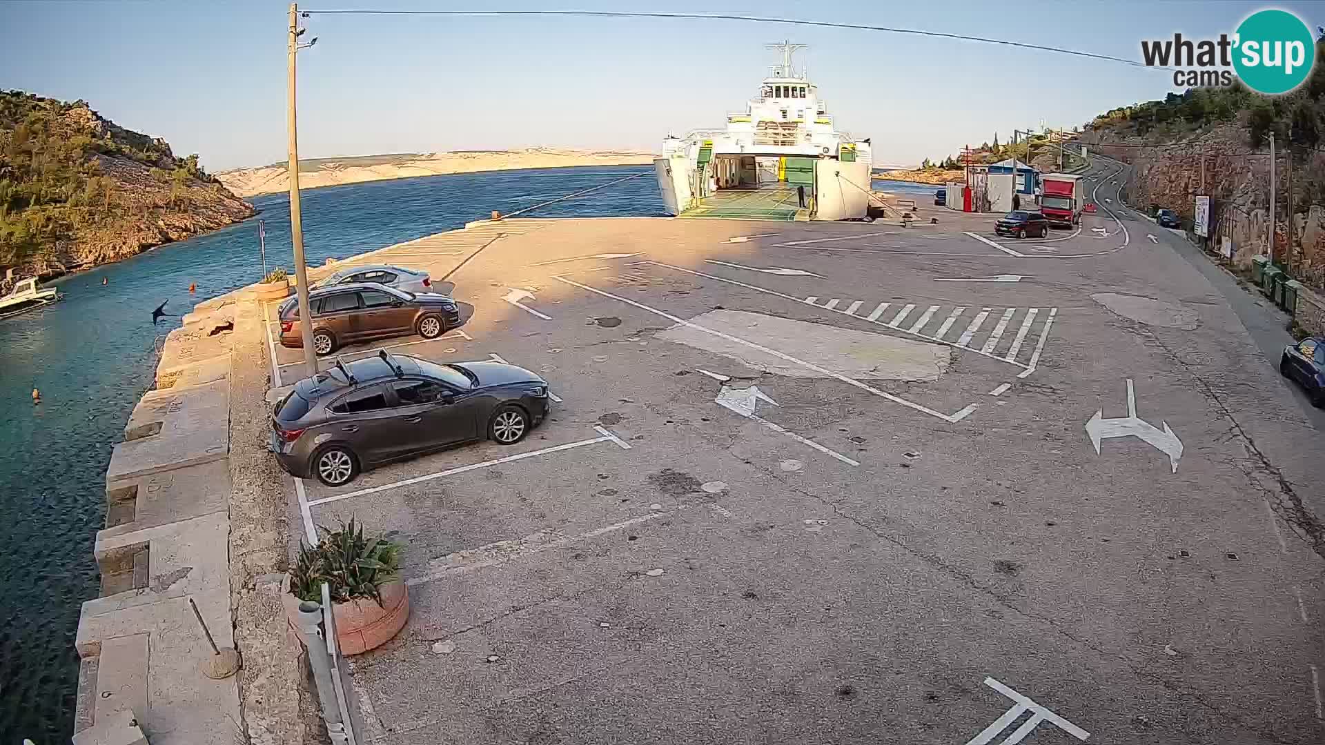 Spletna kamera trajektno pristanišče Prizna – proti otoku Pag