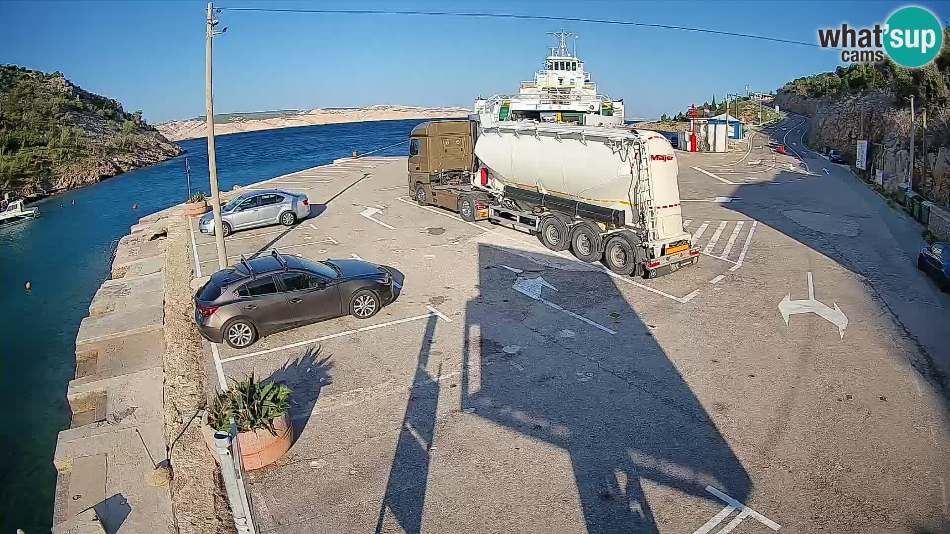 Spletna kamera trajektno pristanišče Prizna – proti otoku Pag