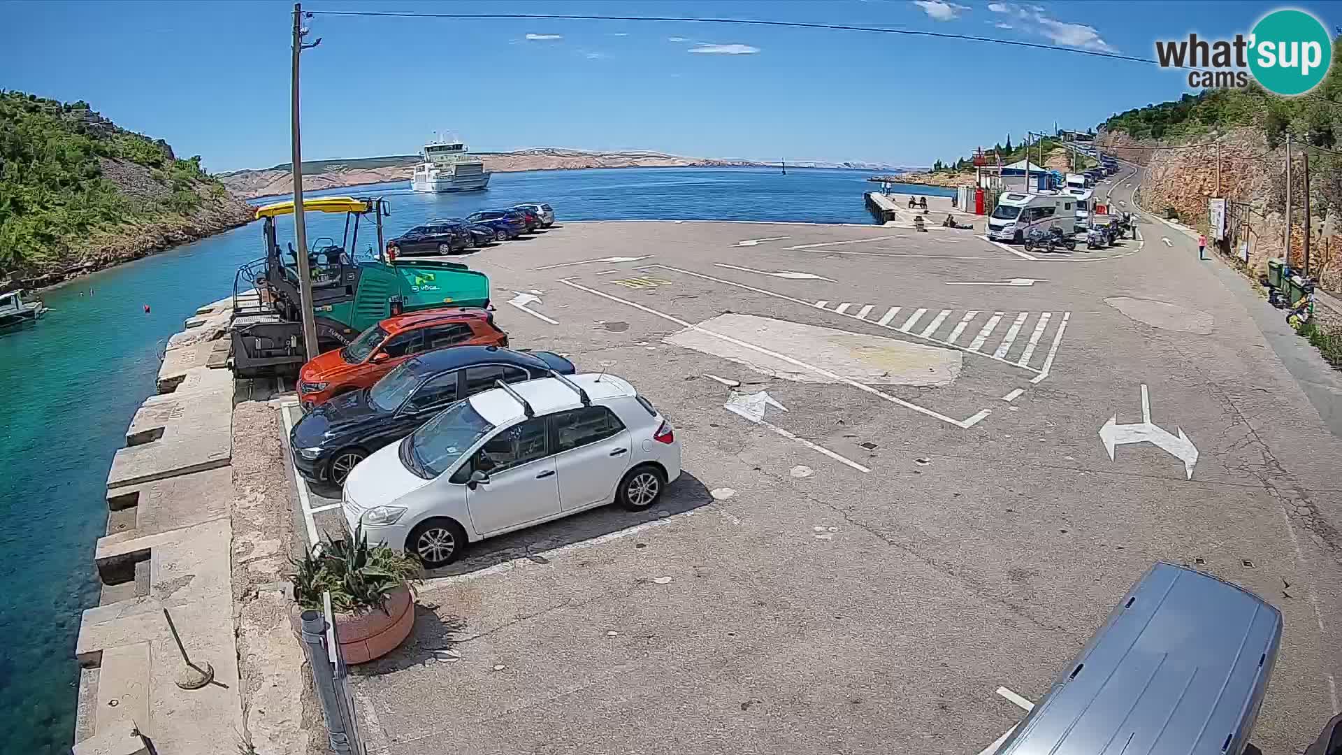 Spletna kamera trajektno pristanišče Prizna – proti otoku Pag