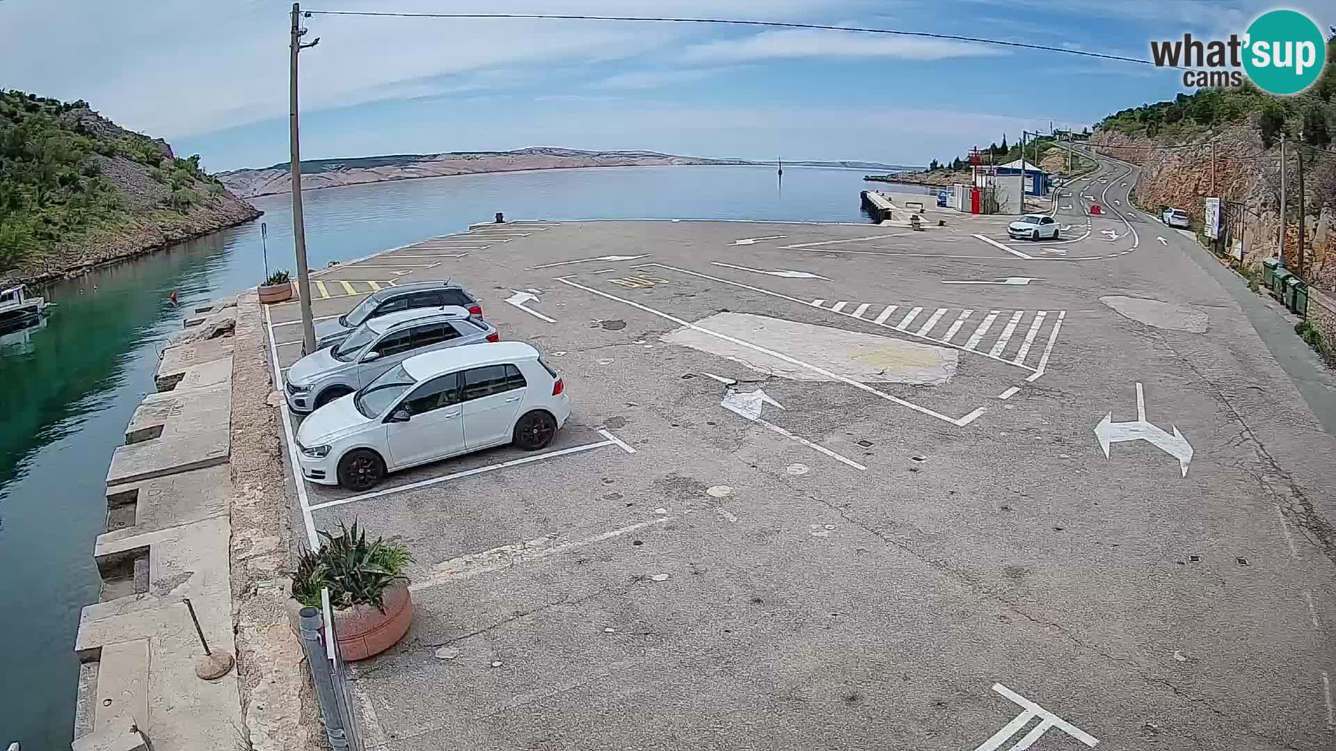 Spletna kamera trajektno pristanišče Prizna – proti otoku Pag