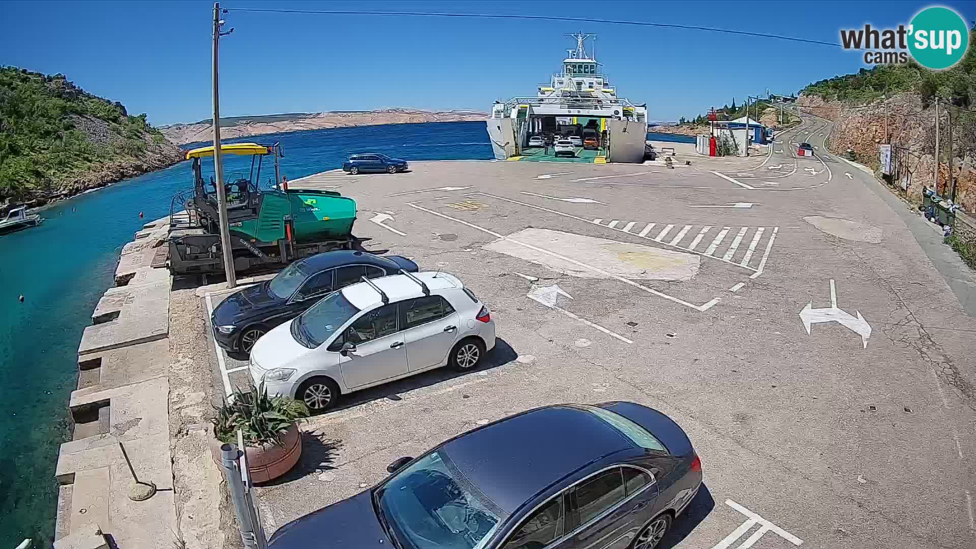 Spletna kamera trajektno pristanišče Prizna – proti otoku Pag