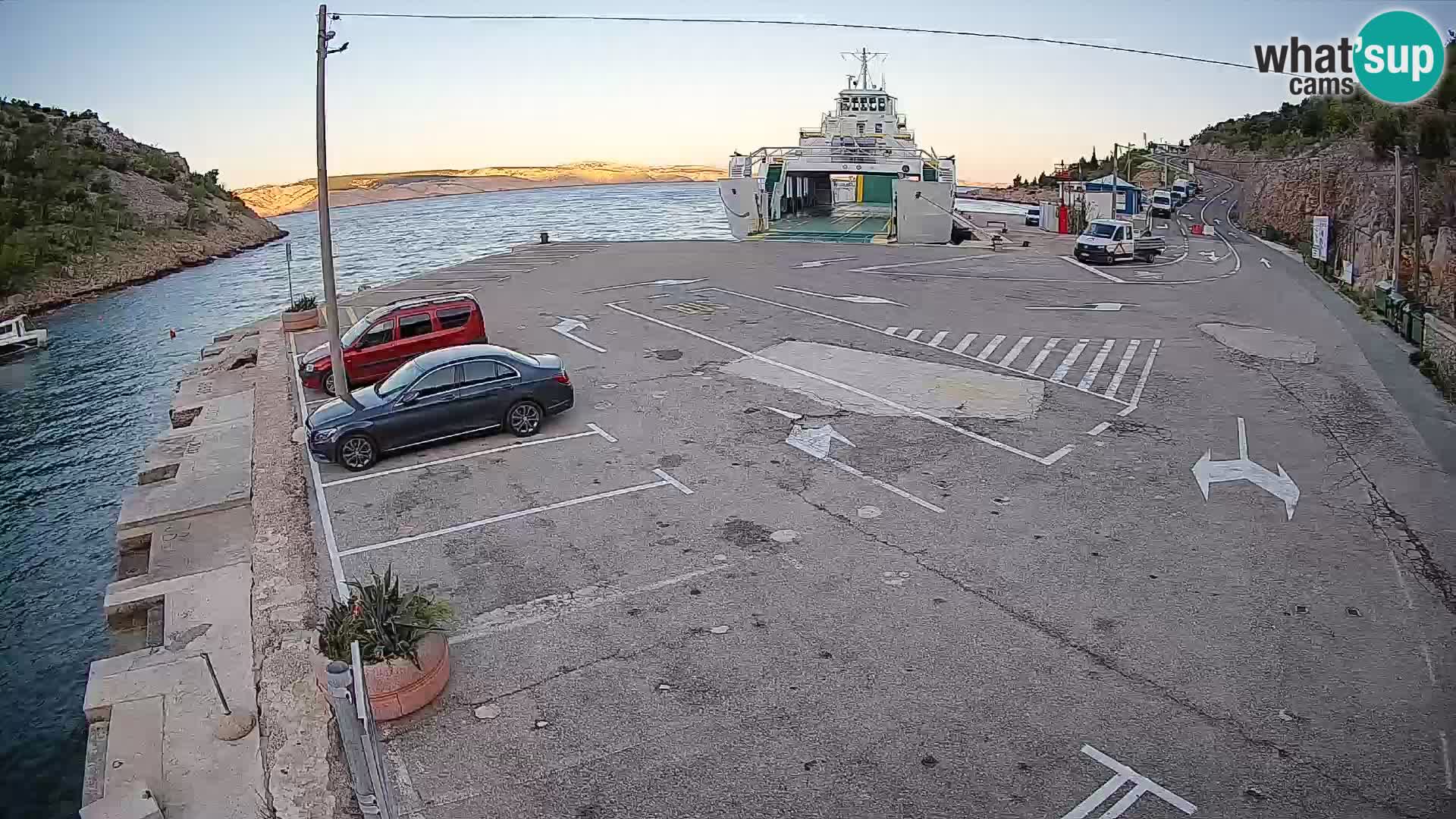 Spletna kamera trajektno pristanišče Prizna – proti otoku Pag