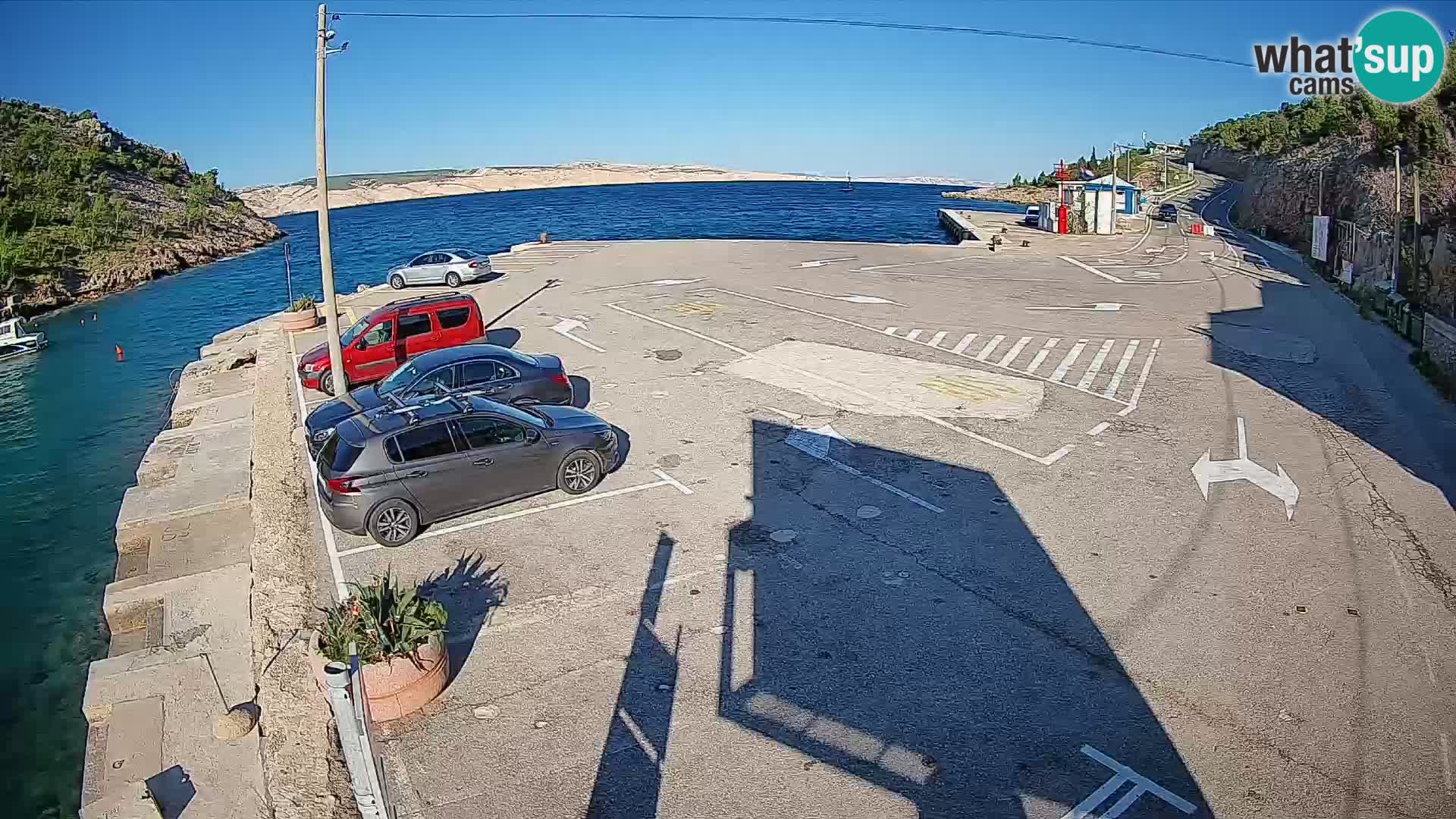 Spletna kamera trajektno pristanišče Prizna – proti otoku Pag