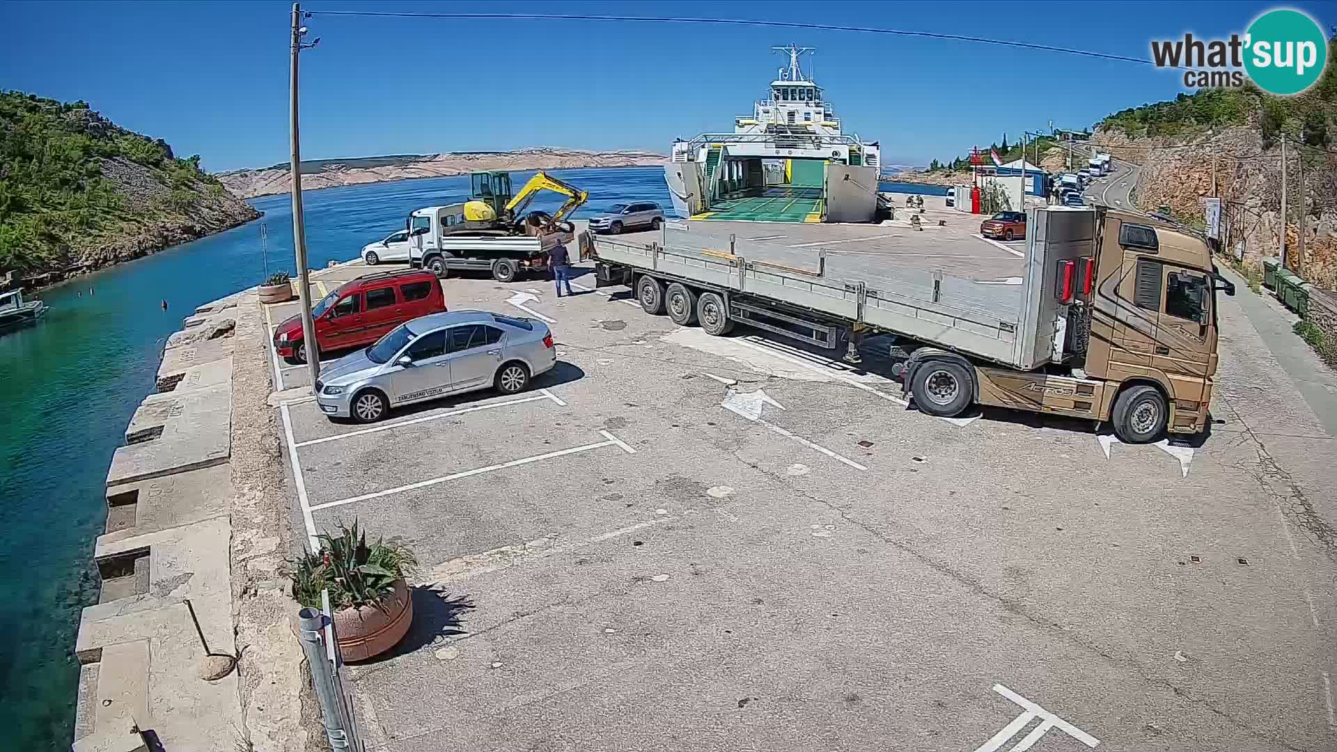 Spletna kamera trajektno pristanišče Prizna – proti otoku Pag