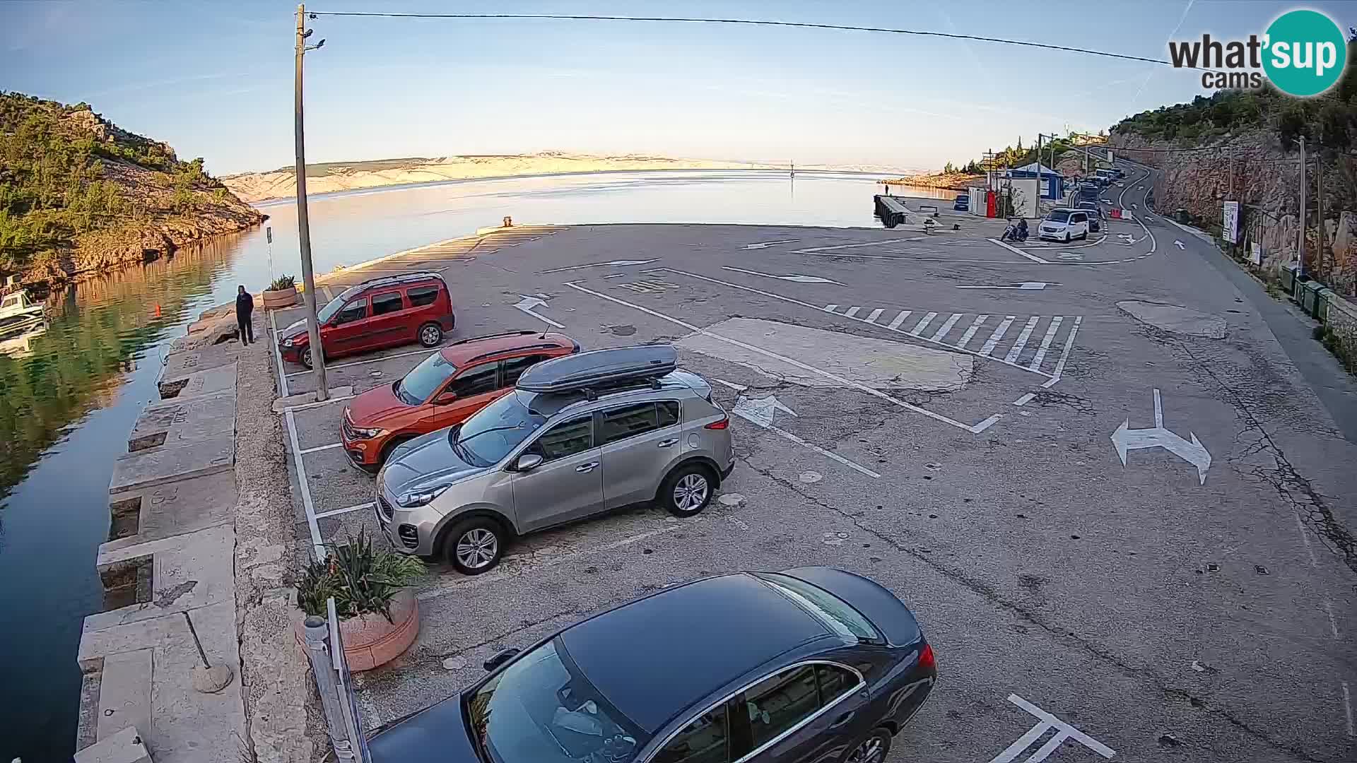 Spletna kamera trajektno pristanišče Prizna – proti otoku Pag