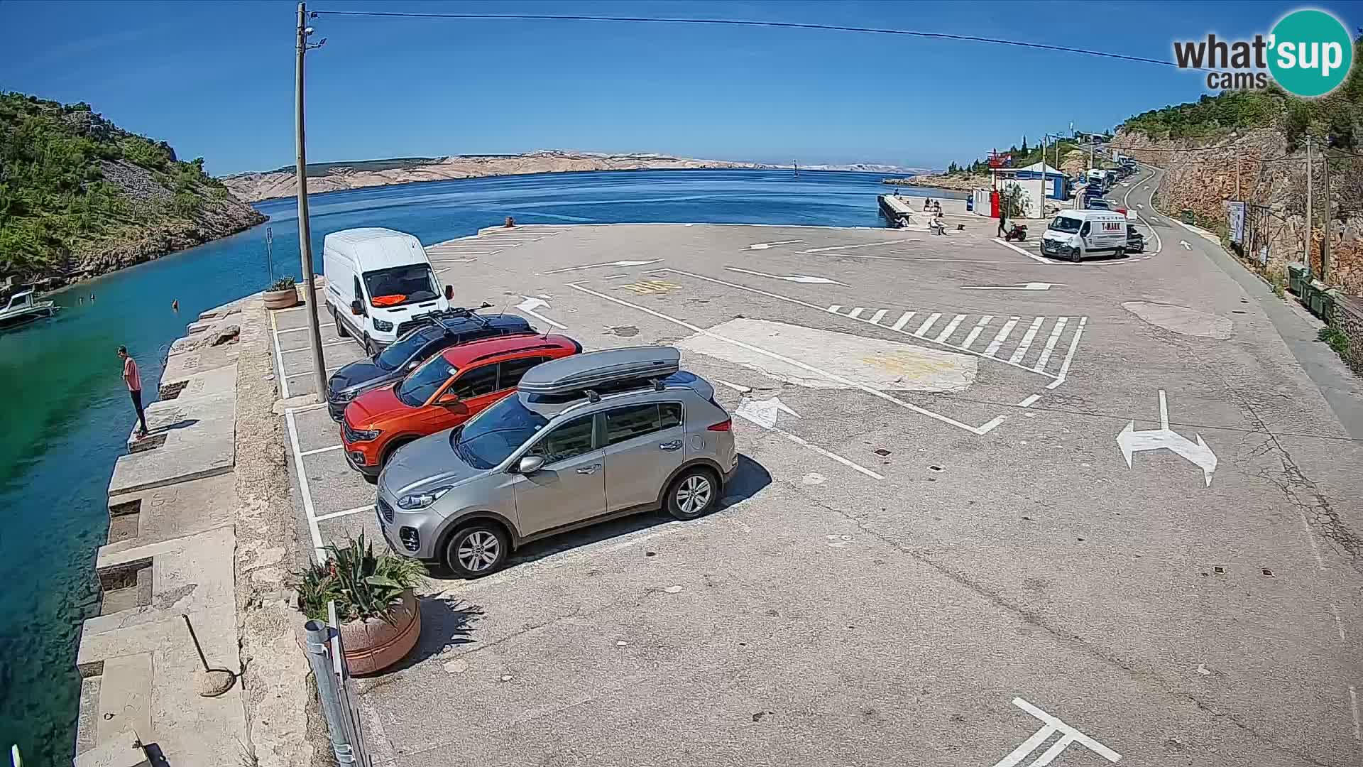 Spletna kamera trajektno pristanišče Prizna – proti otoku Pag