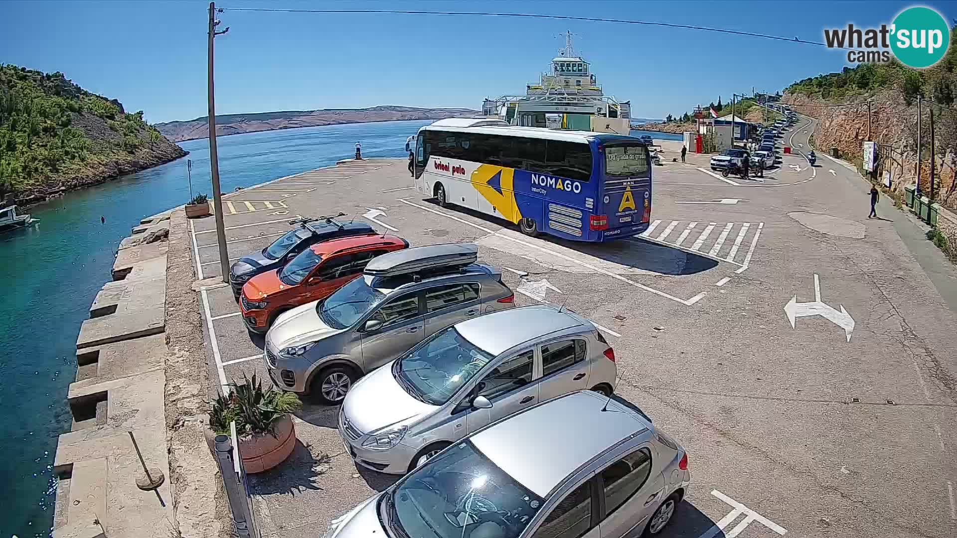 Spletna kamera trajektno pristanišče Prizna – proti otoku Pag